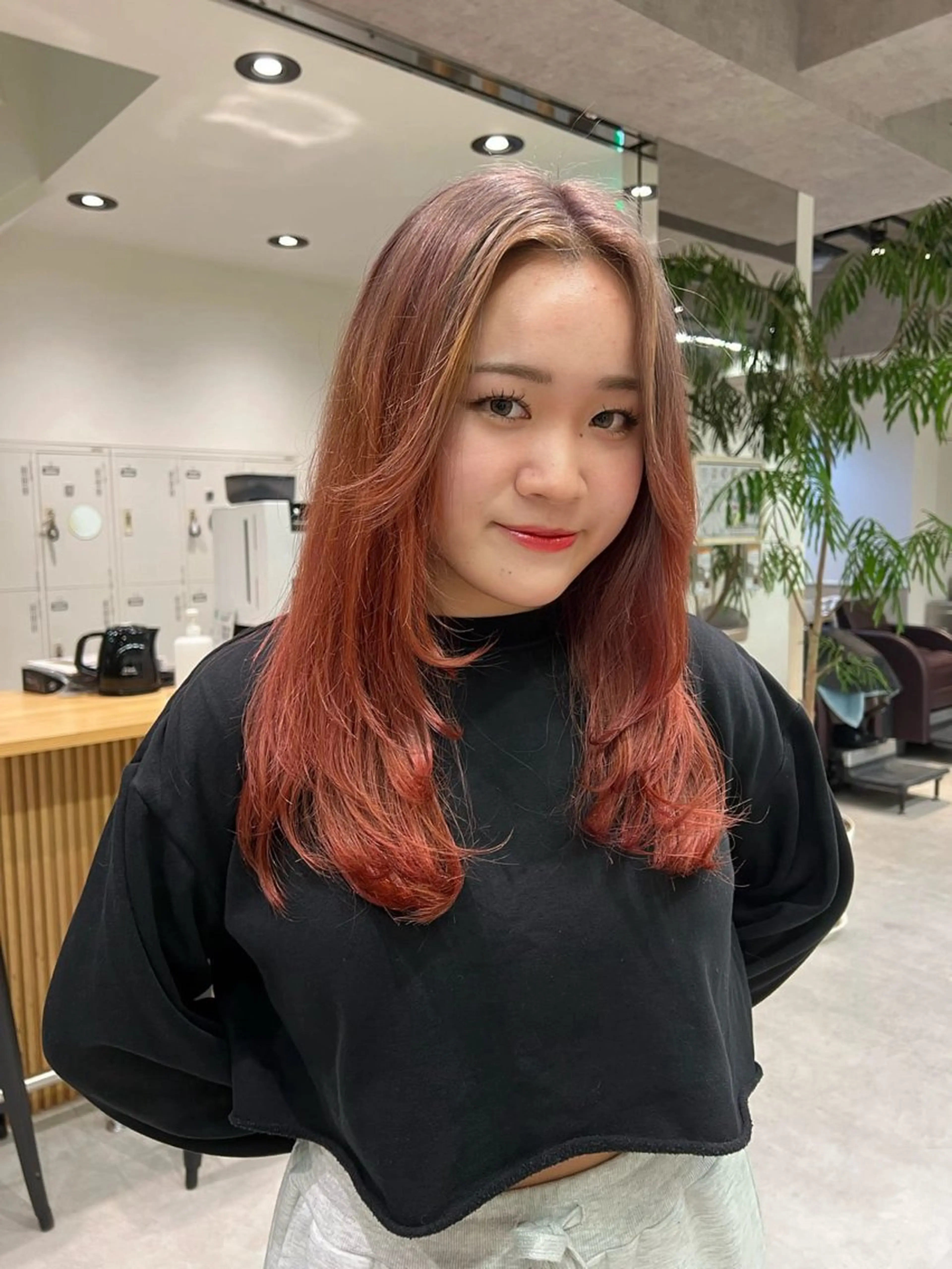 セミロング カラー ヘアカラー トリートメント ダブルカラーブリーチ 髪質改善　縮毛矯正のヘアスタイル