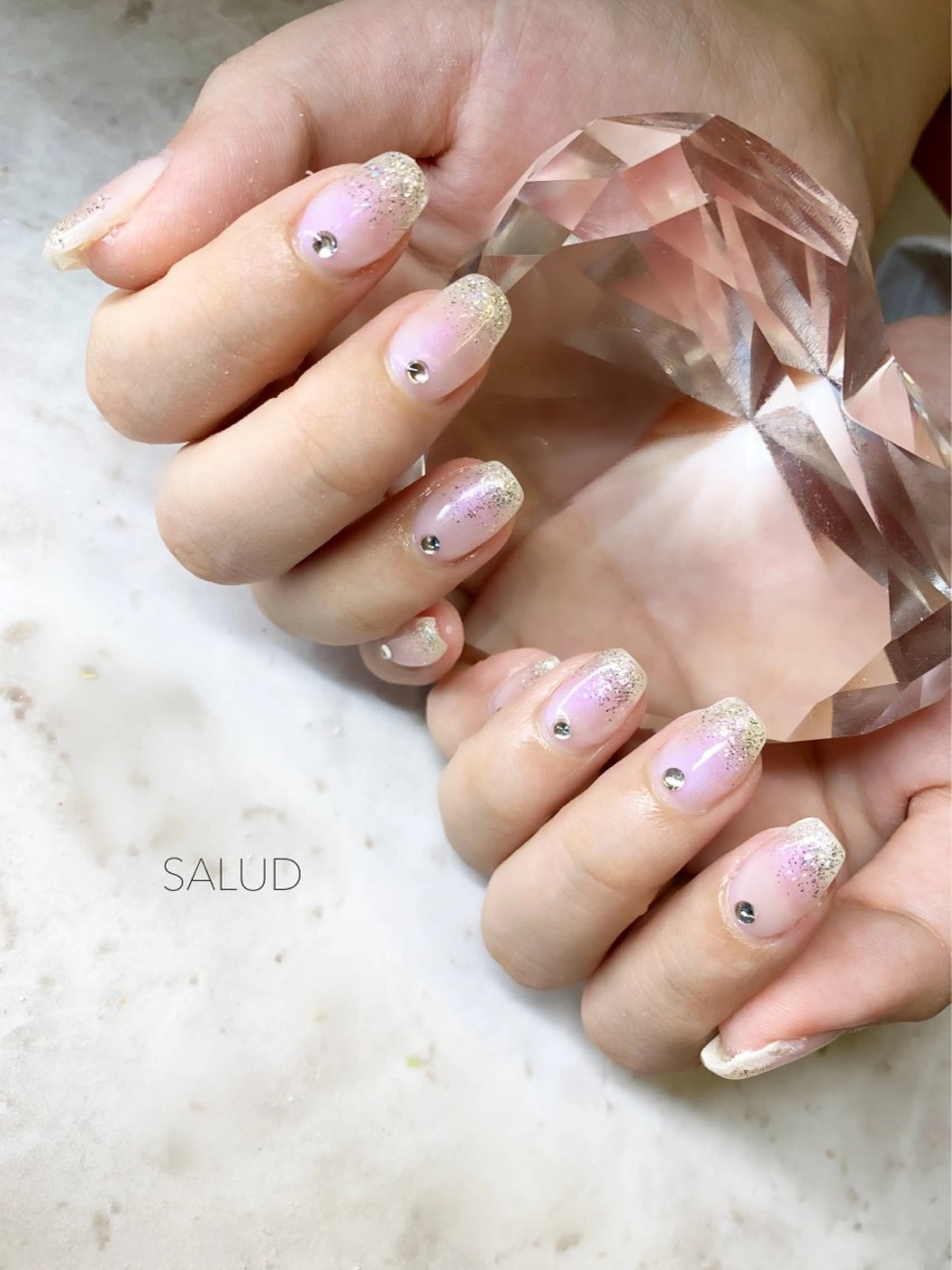 ネイル ストーンネイル ハンドネイル Nail Salon SALUDのネイルデザイン
