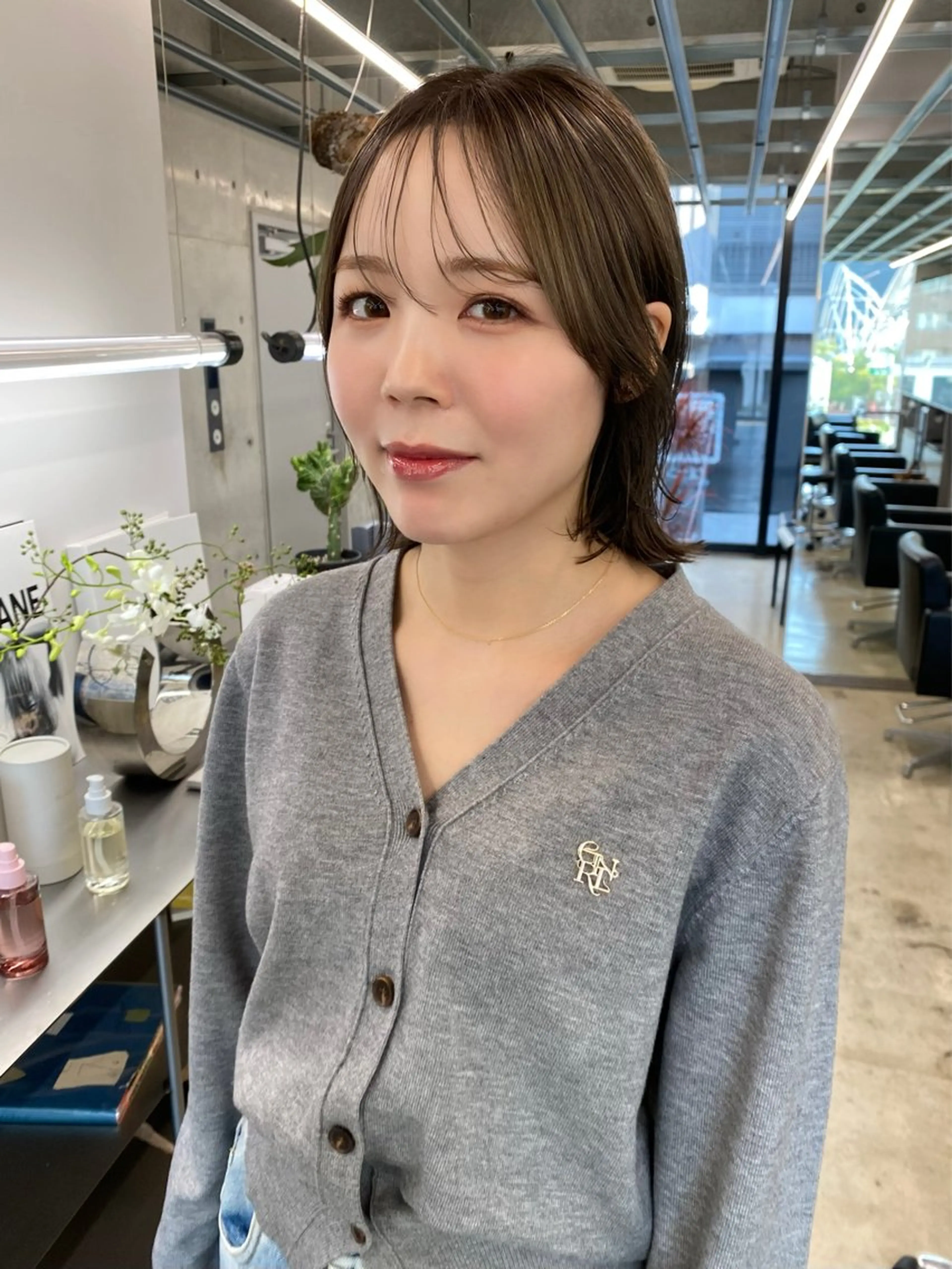 ミディアム カラー 顔まわりレイヤー レイヤーカット カット ヘアカラー トリートメント 似合わせカット レイヤーボブウルフのヘアスタイル