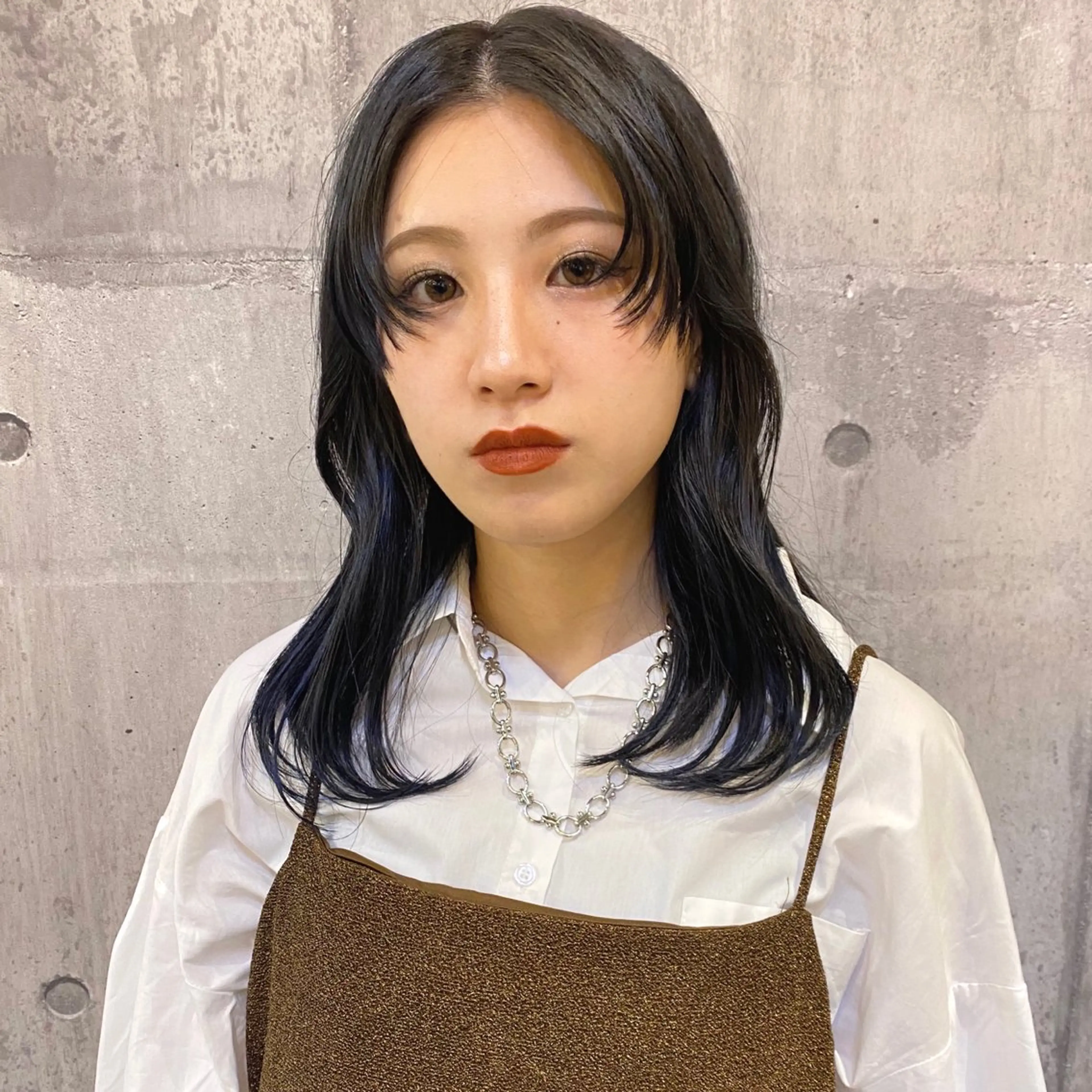 ミディアム カラー アッシュ ブルーカラー 透明感カラー カット パーマ 比嘉 陽のヘアスタイル
