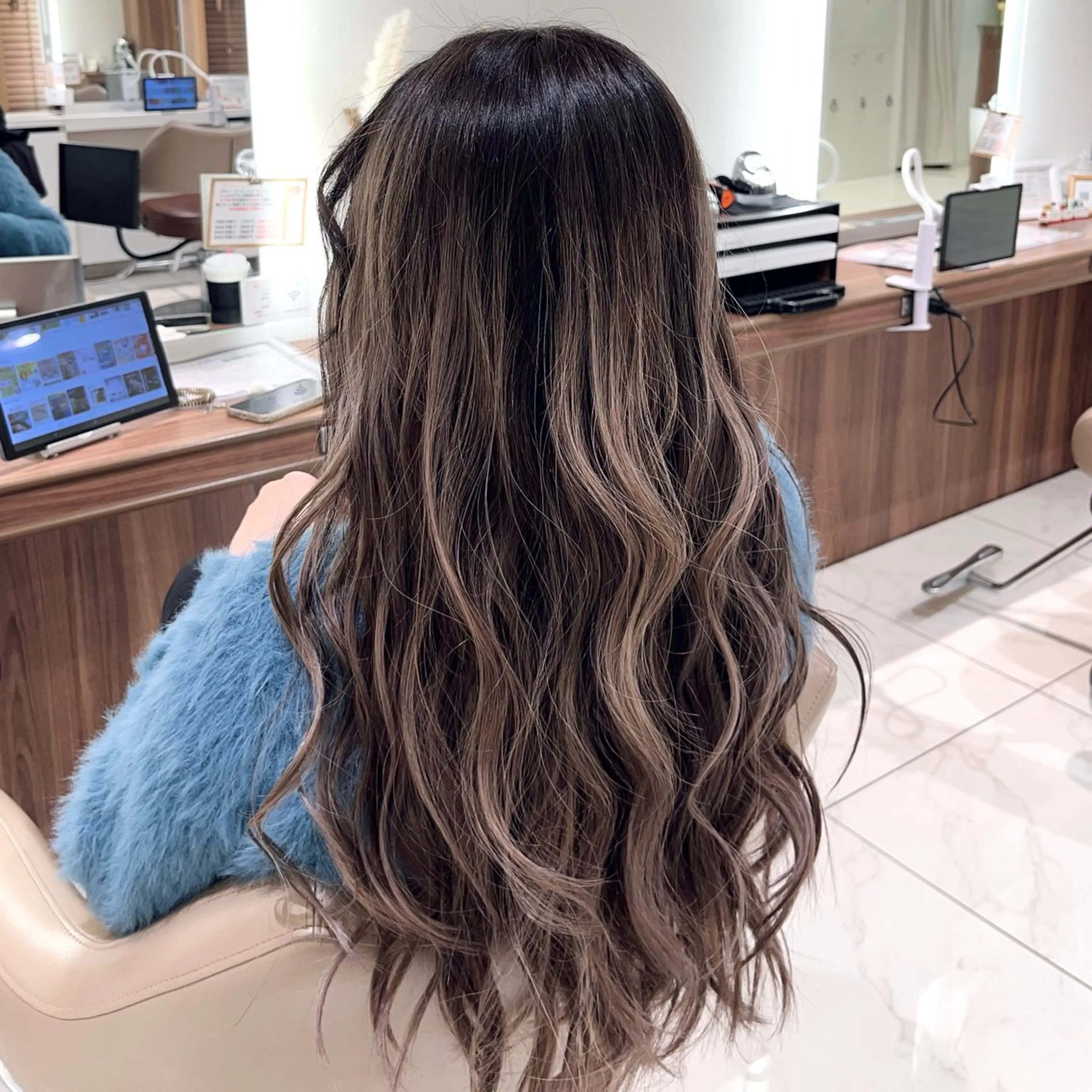 ロング カラー ベージュカラー グレージュ ハイライトカラー ミルクティーベージュ 外国人風カラー ヘアカラー トリートメント 澤田 隆誠のヘアスタイル