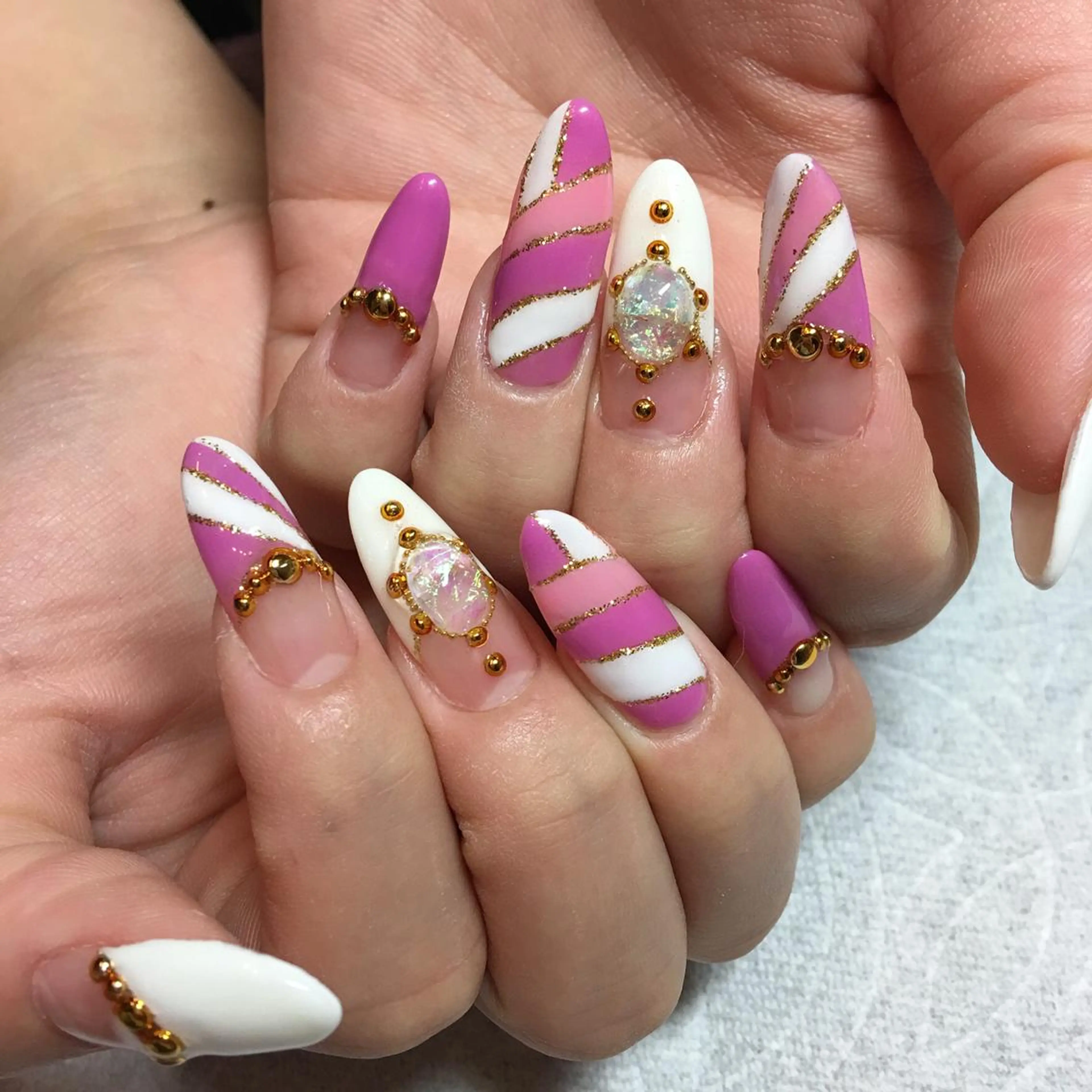 ネイル フレンチネイル THECOLORS所属・近貞 莉奈のネイルデザイン