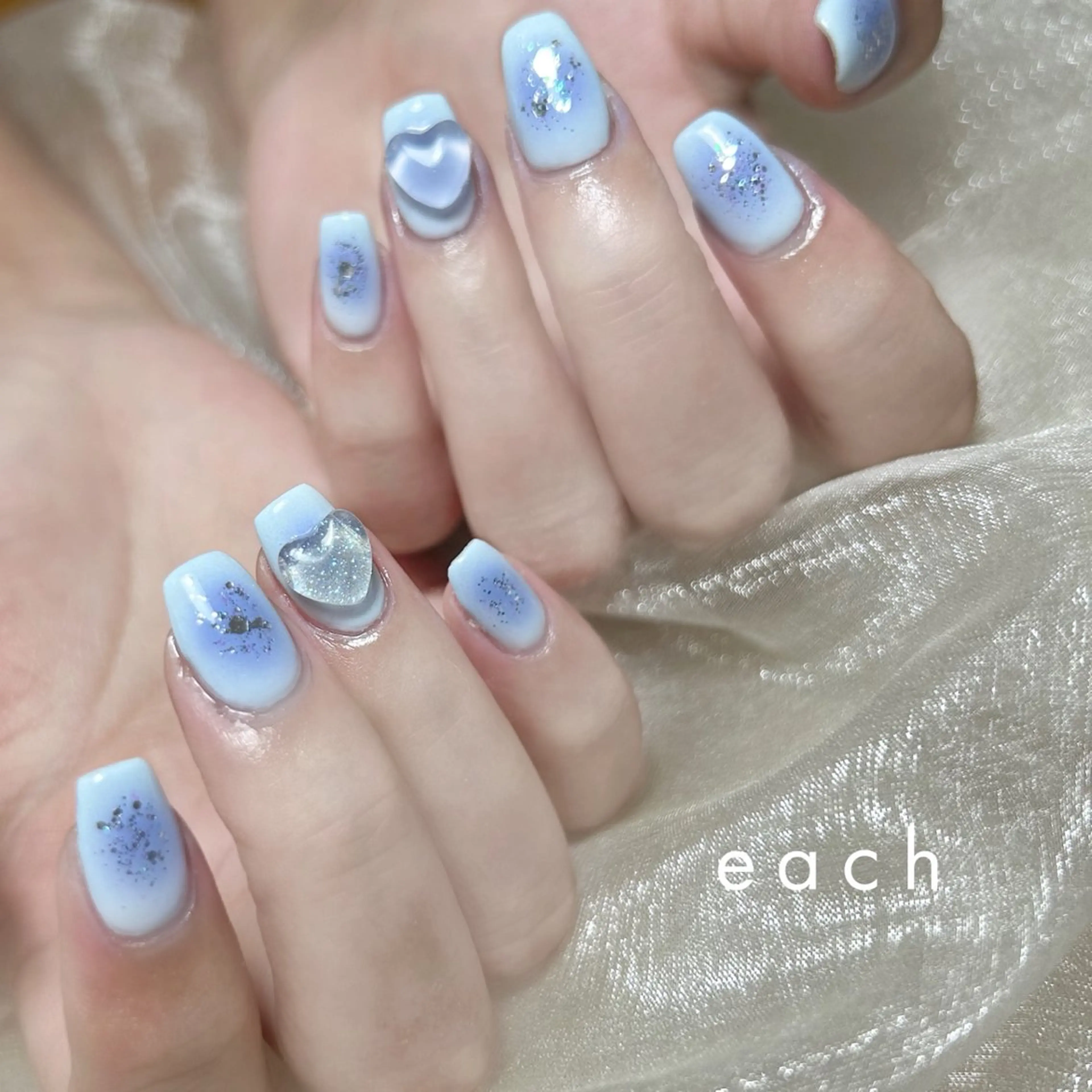 ネイル ブルー チークネイル ハンドネイル ハンドケア 𝒆𝒂𝒄𝒉 kanako 🕊のネイルデザイン