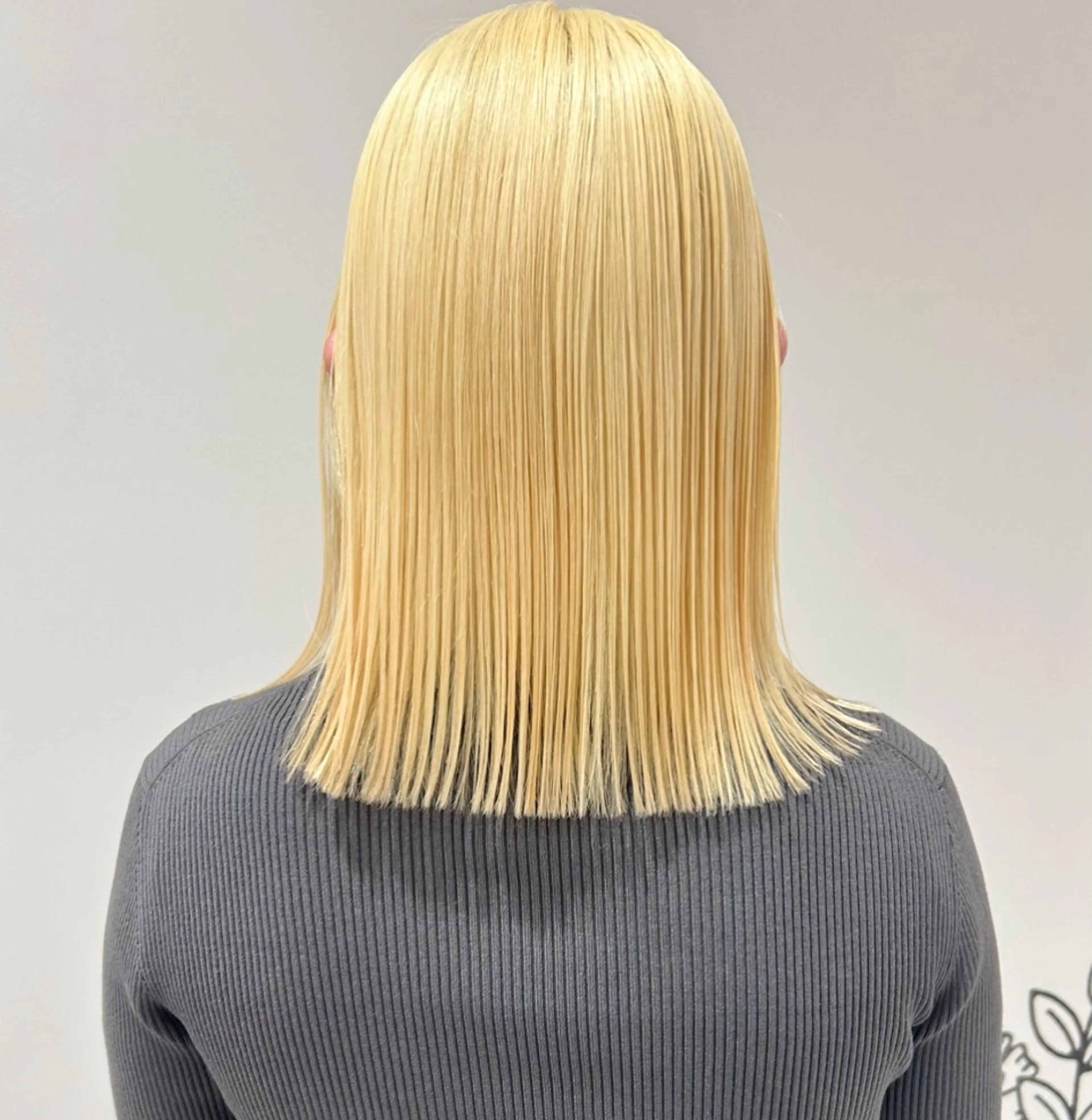 ミディアム カラー ブリーチ 抜きっぱなしブロンド カット ヘアカラー トリートメント ブリーチ/Wカラー パーマ/似合せカットのヘアスタイル