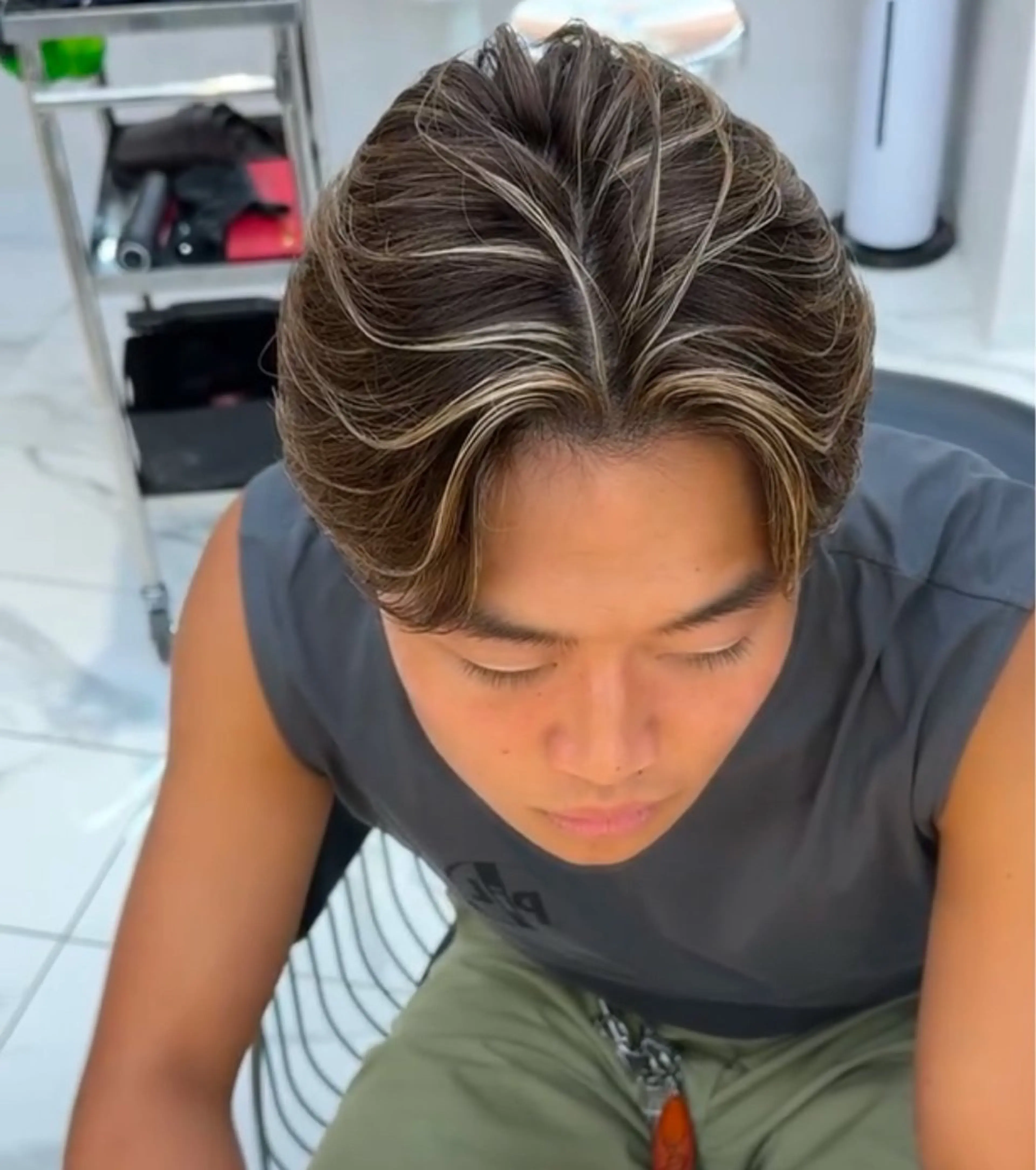 カラー メンズ センターパート メンズハイライト メンズメッシュ 黒髪 ハイライトカラー カット ヘアカラー 大人メッシュ/ ハイライト/ぽんのヘアスタイル