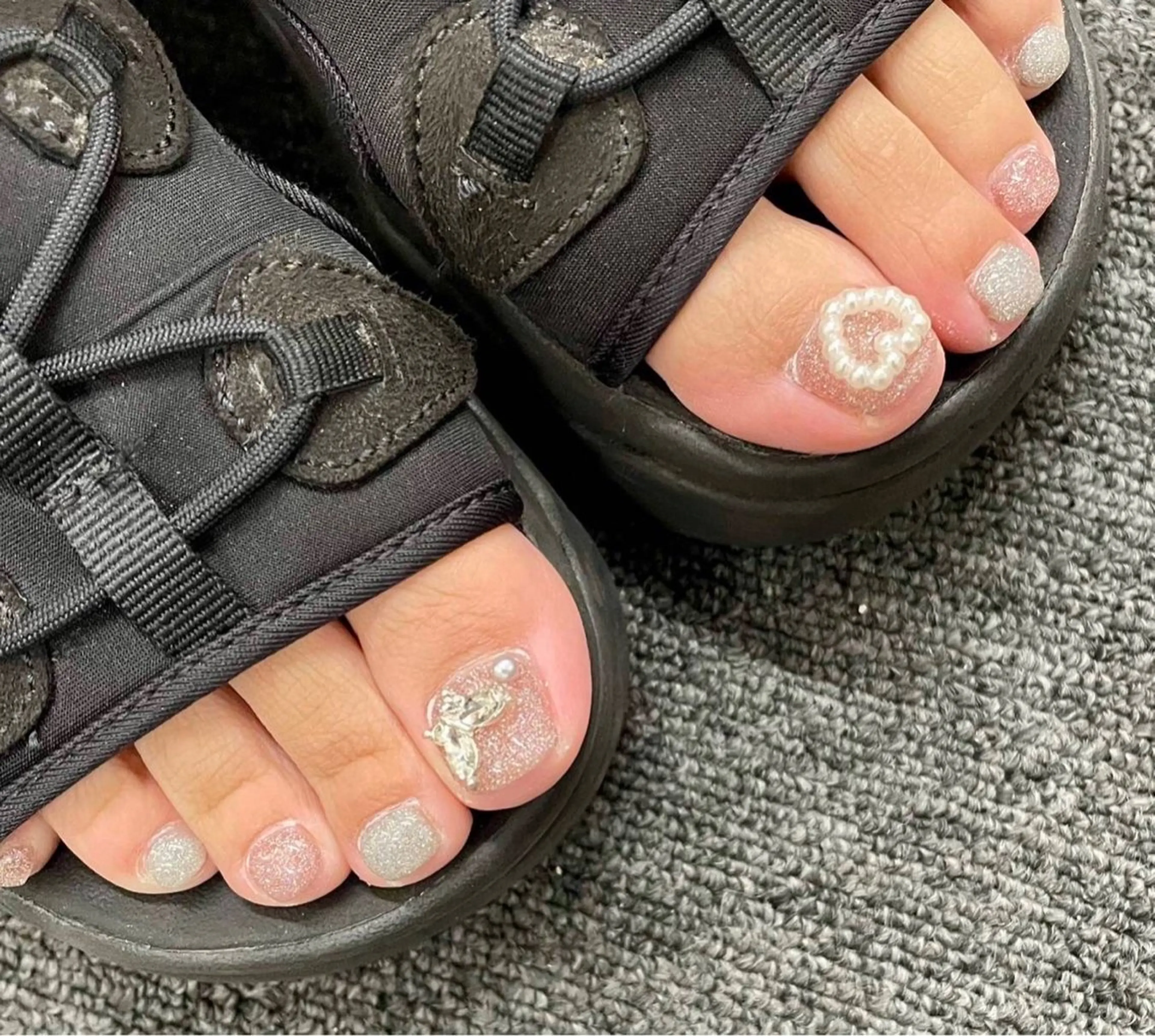 ネイル フラッシュネイル フットネイル ハート キラキラネイル フットネイル Epokku ネイルサロンのネイルデザイン