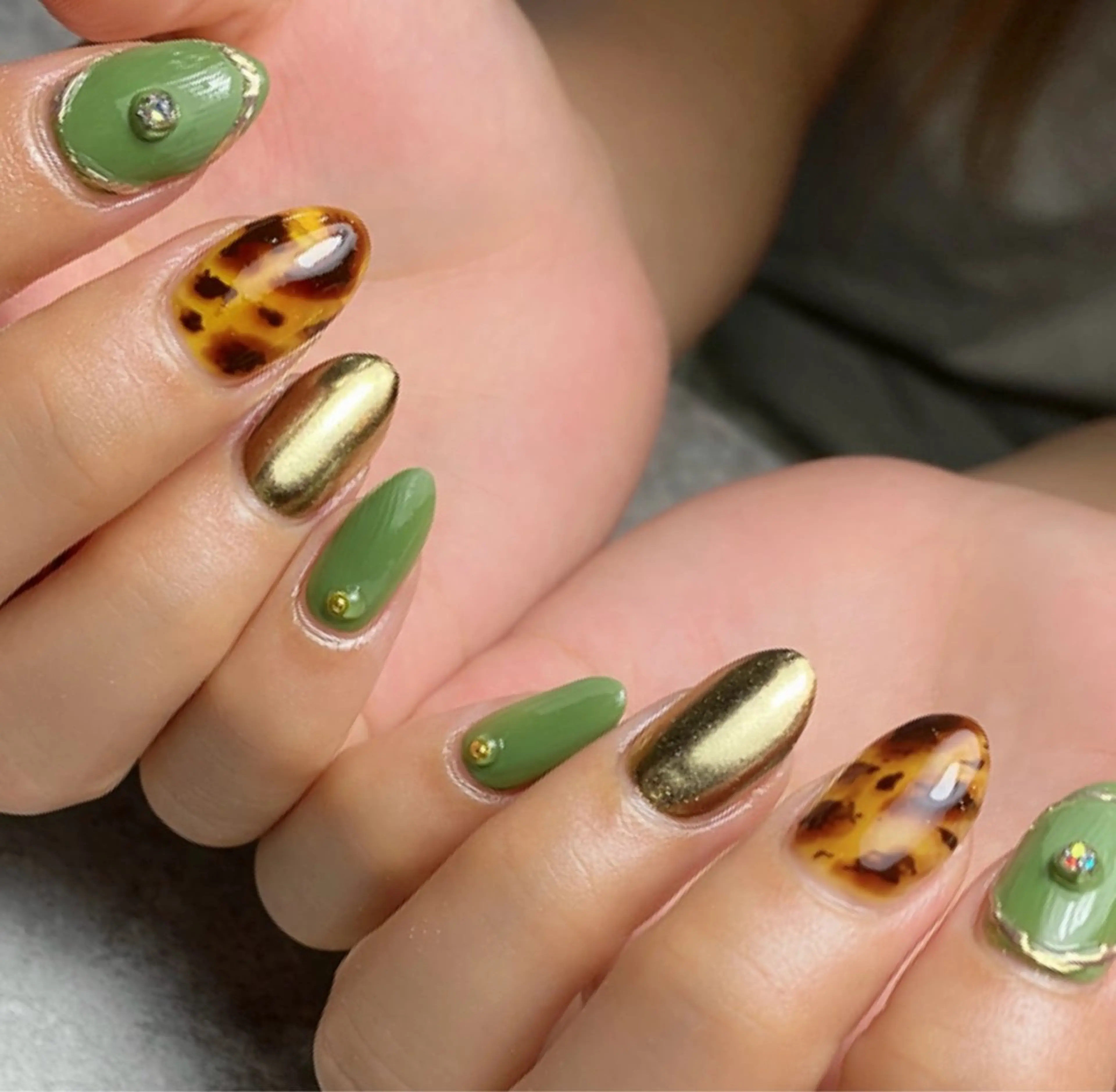 ネイル べっ甲ネイル グリーン ハンドネイル Narumi nailのネイルデザイン