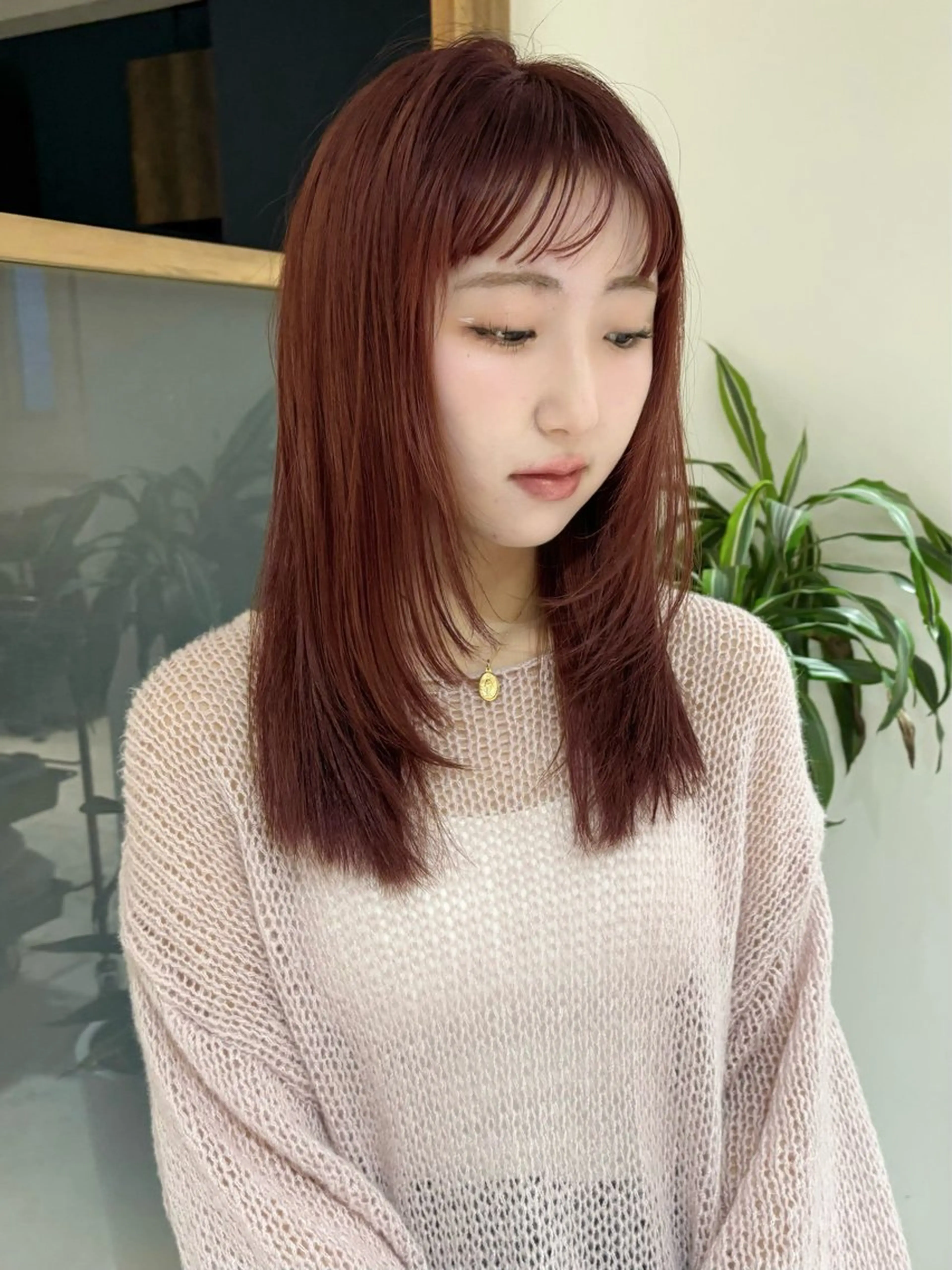 ミディアム カラー ミディアムレイヤー アッシュ ベージュカラー ブリーチ 透明感カラー カット ヘアカラー トリートメント mei｜顔まわり ×透明感カラーのヘアスタイル