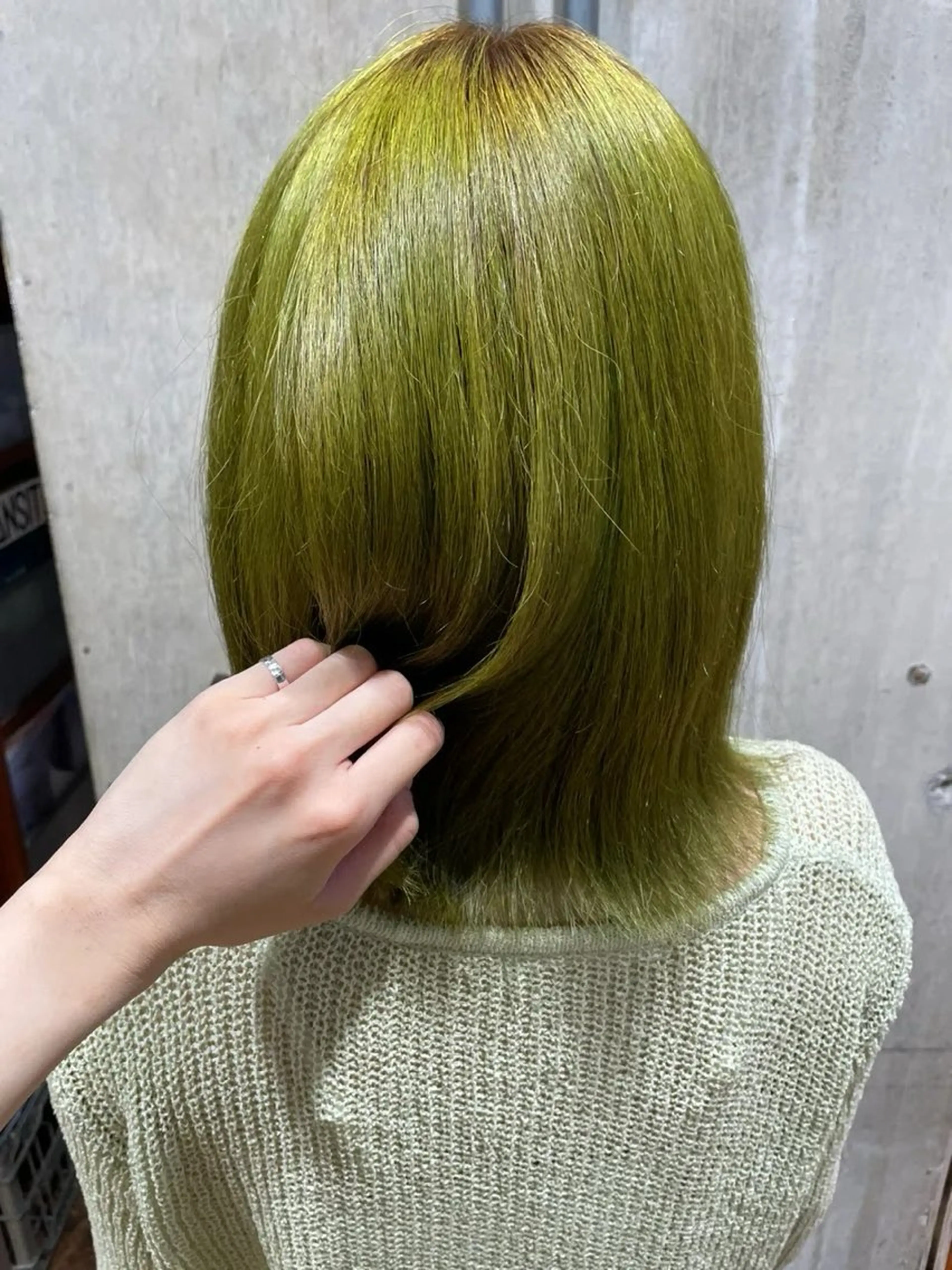 ミディアム カラー ワタナベ アオイのヘアスタイル