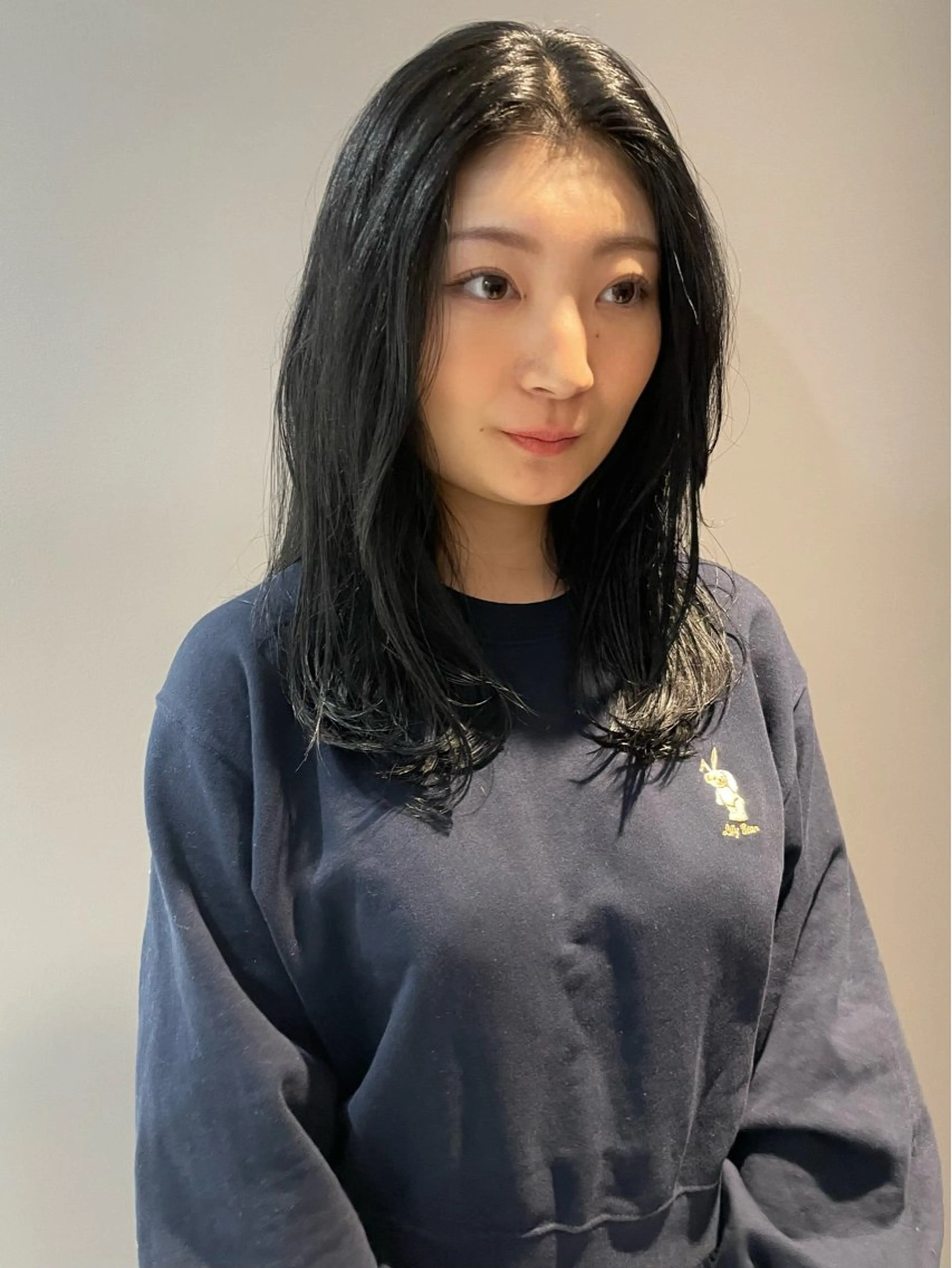 ロング カラー パーマ ヘアアレンジ 黒髪 ブリーチ ブルーカラー ブルーブラック 透明感カラー パーソナルカラー合わ せたカラー🤍なつみのヘアスタイル