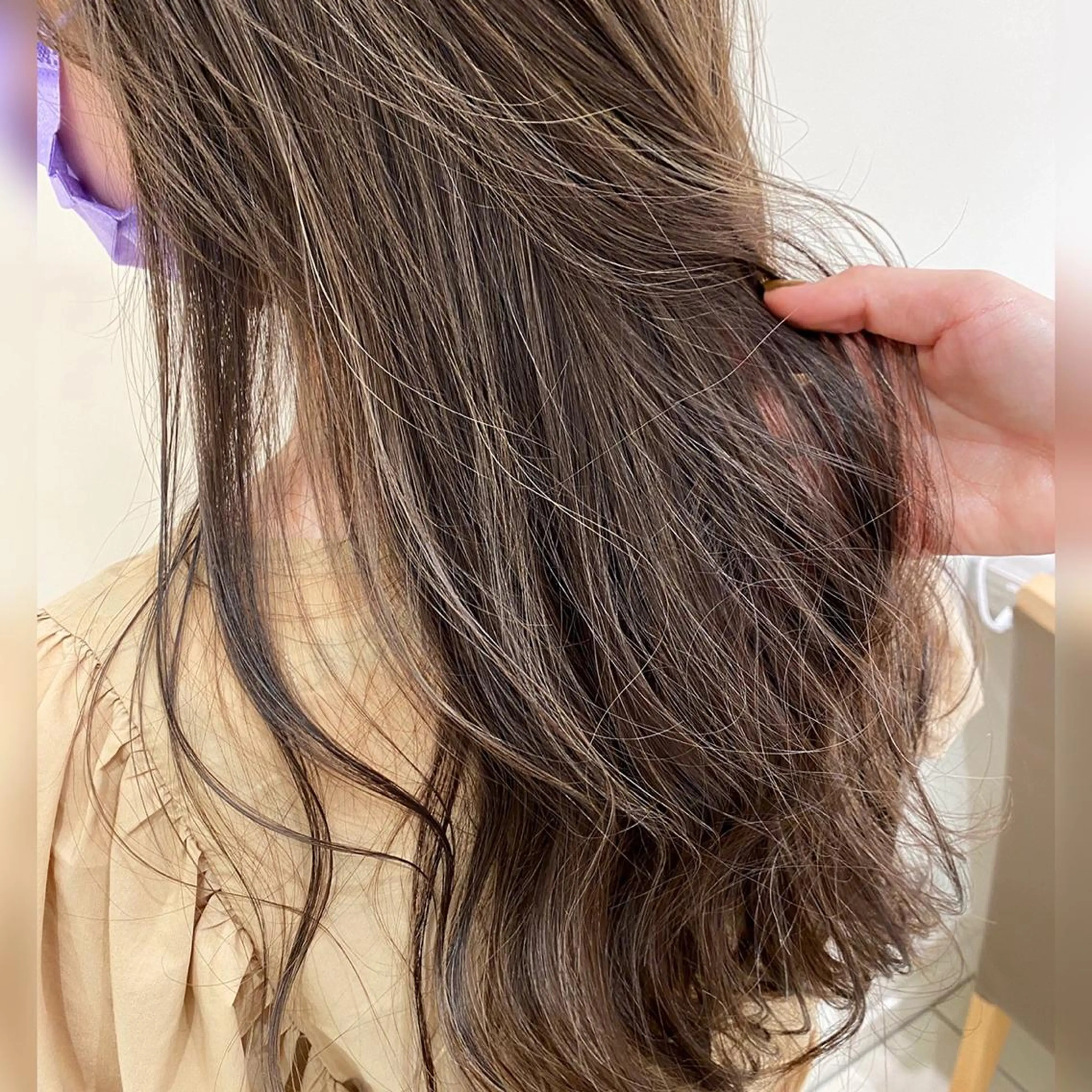 ロング カラー ベージュカラー ハイライトカラー ハイライト ヘアカラー トリートメント プレイングカラー🤍 細めハイライトのヘアスタイル
