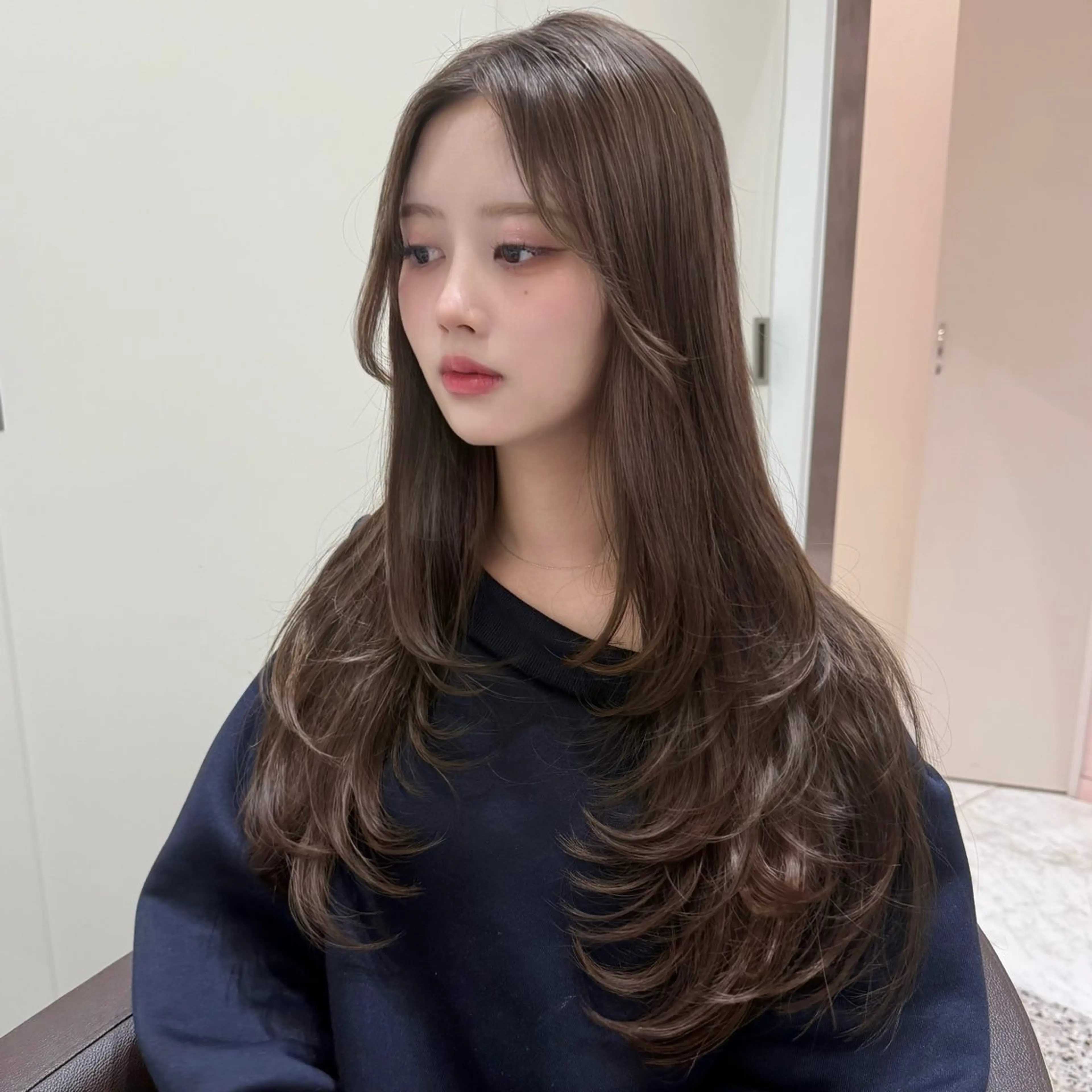 ロング カラー アッシュ アッシュグレー アッシュグレージュ ケアカラー グレージュ モテ韓国ヘア/ レイヤー🤍RIKAのヘアスタイル