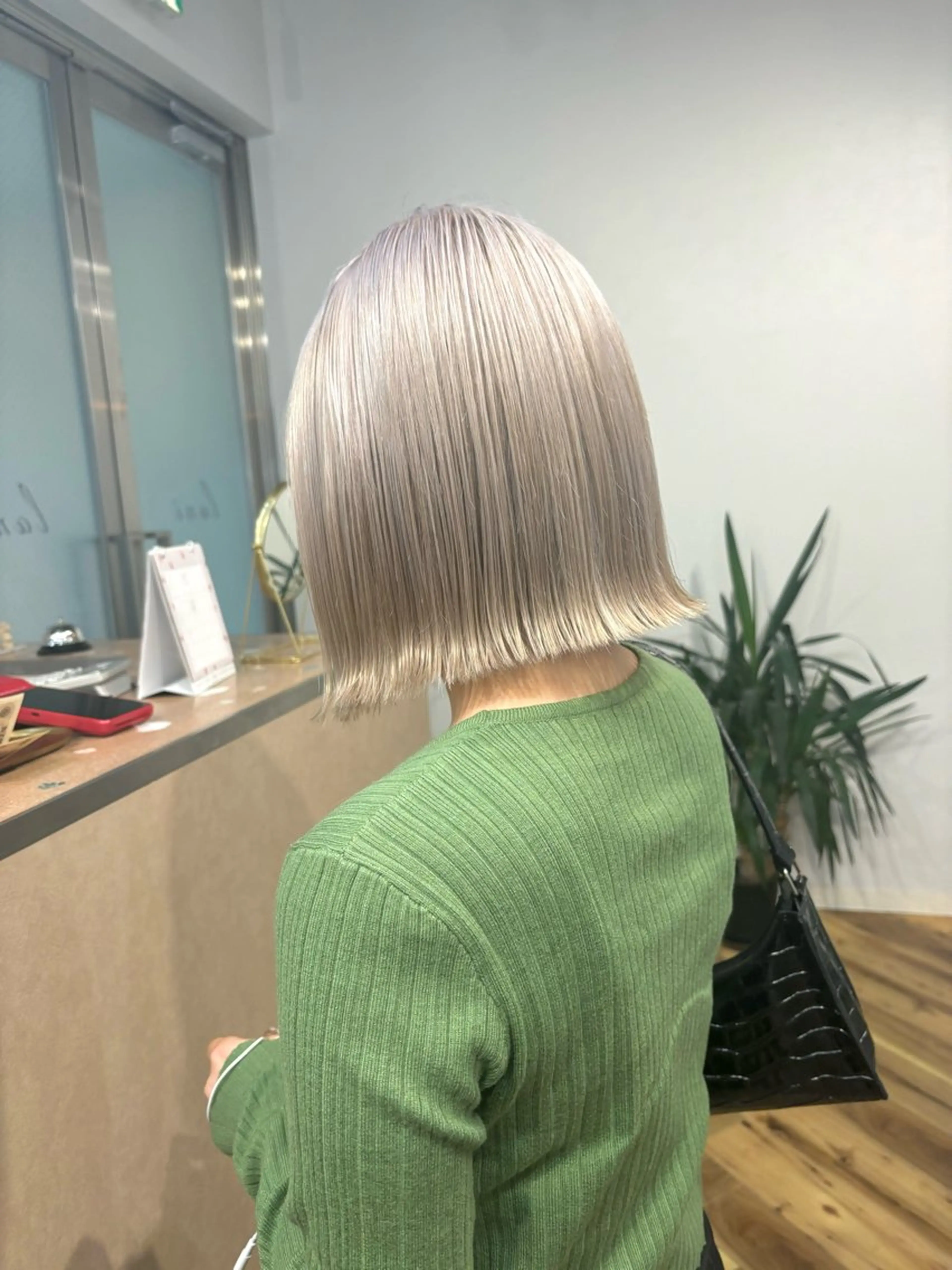 ミディアム カラー ベージュカラー ホワイトベージュ lani hair salon所属・SHOTO ハイトー ン/デザインカラーのヘアスタイル