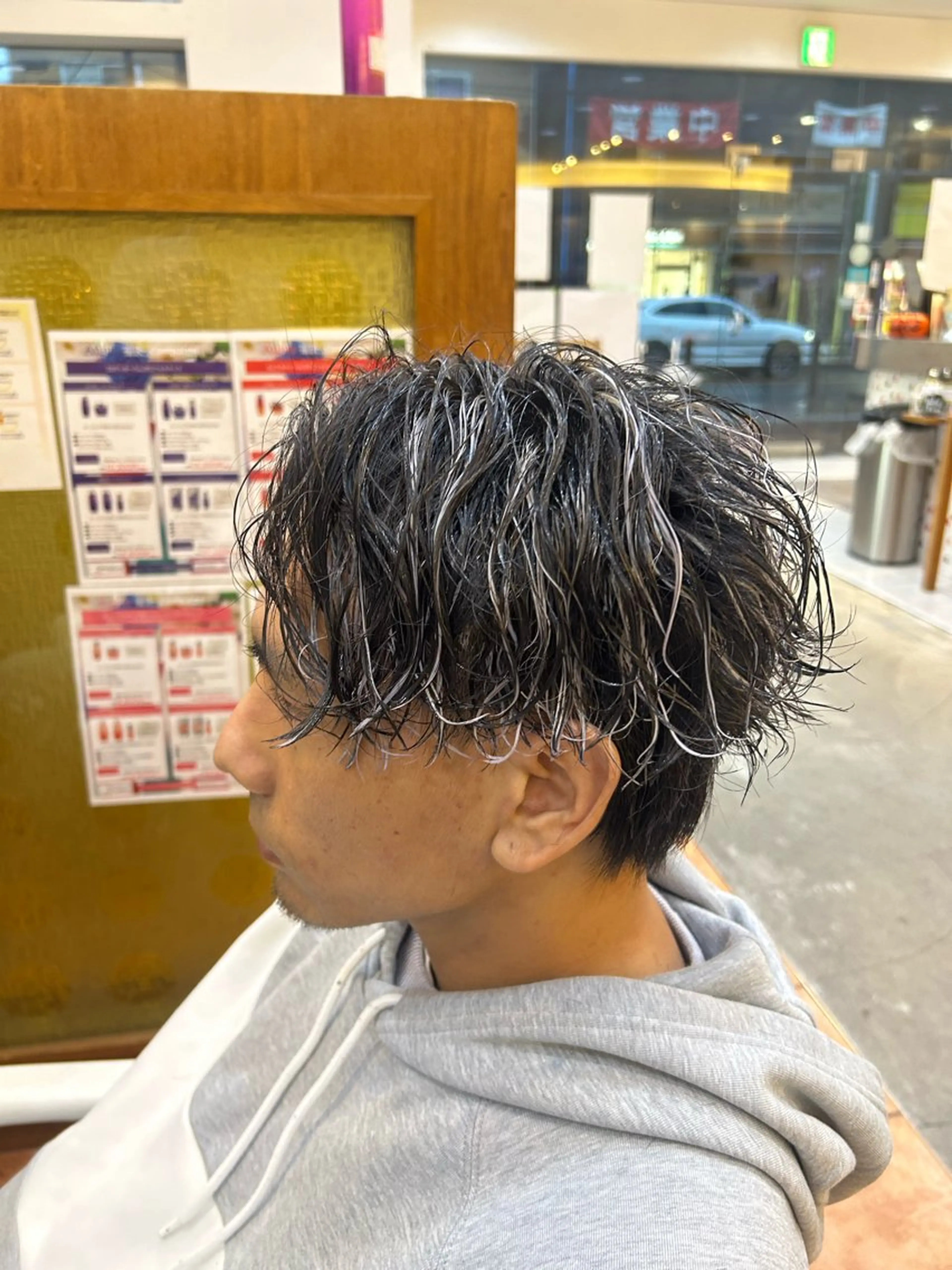 ミディアム カラー パーマ メンズ ミディアムパーマ メンズハイライト メンズメッシュ メンズパーマ ツイストスパイラルパーマ カット ヘアカラー パーマ メンズ特化／パーマ ／ハイライトTumのヘアスタイル