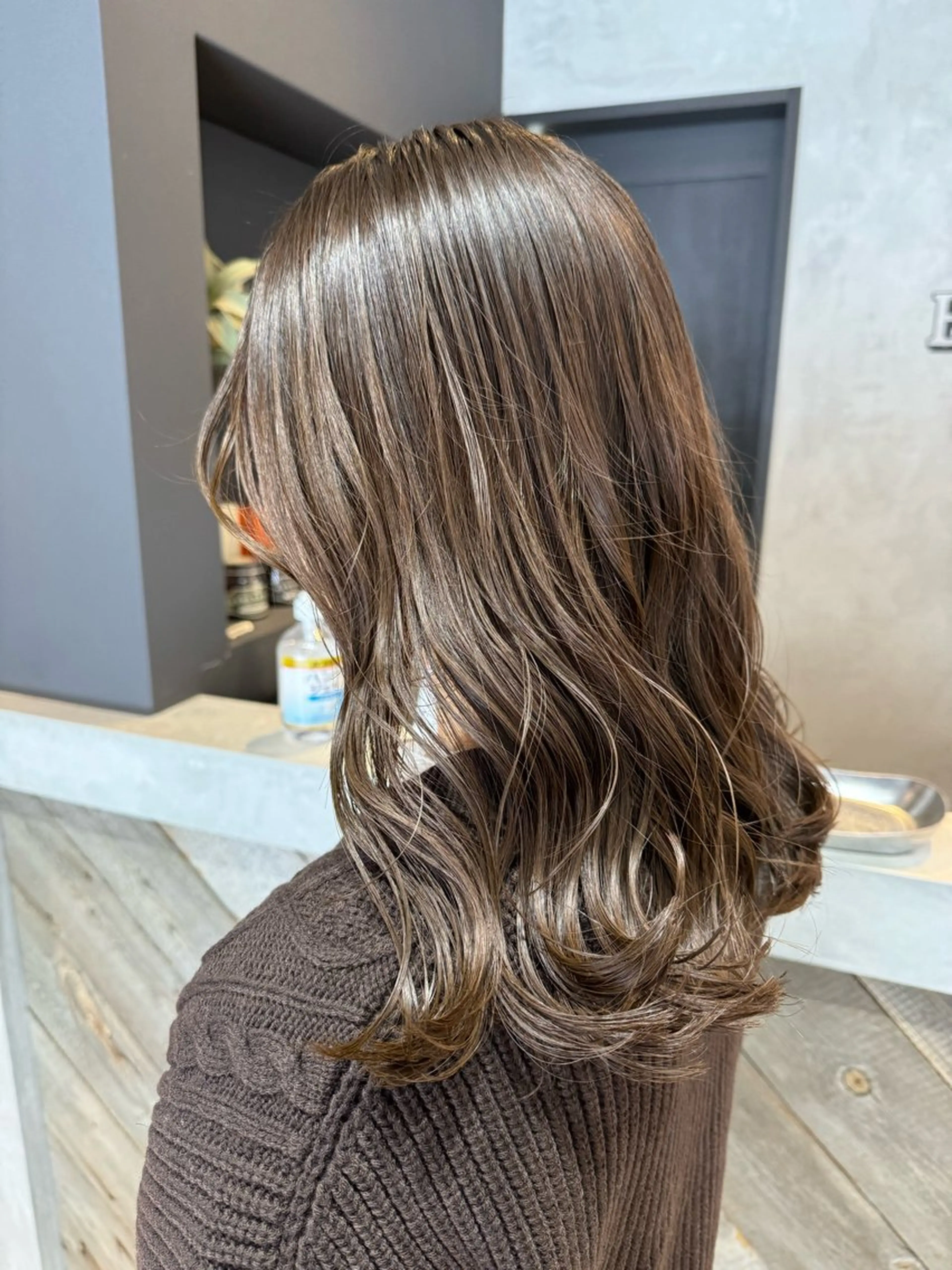 ミディアム カラー ブリーチ グレージュ ブリーチなしカラー ワタナベ テルマサのヘアスタイル