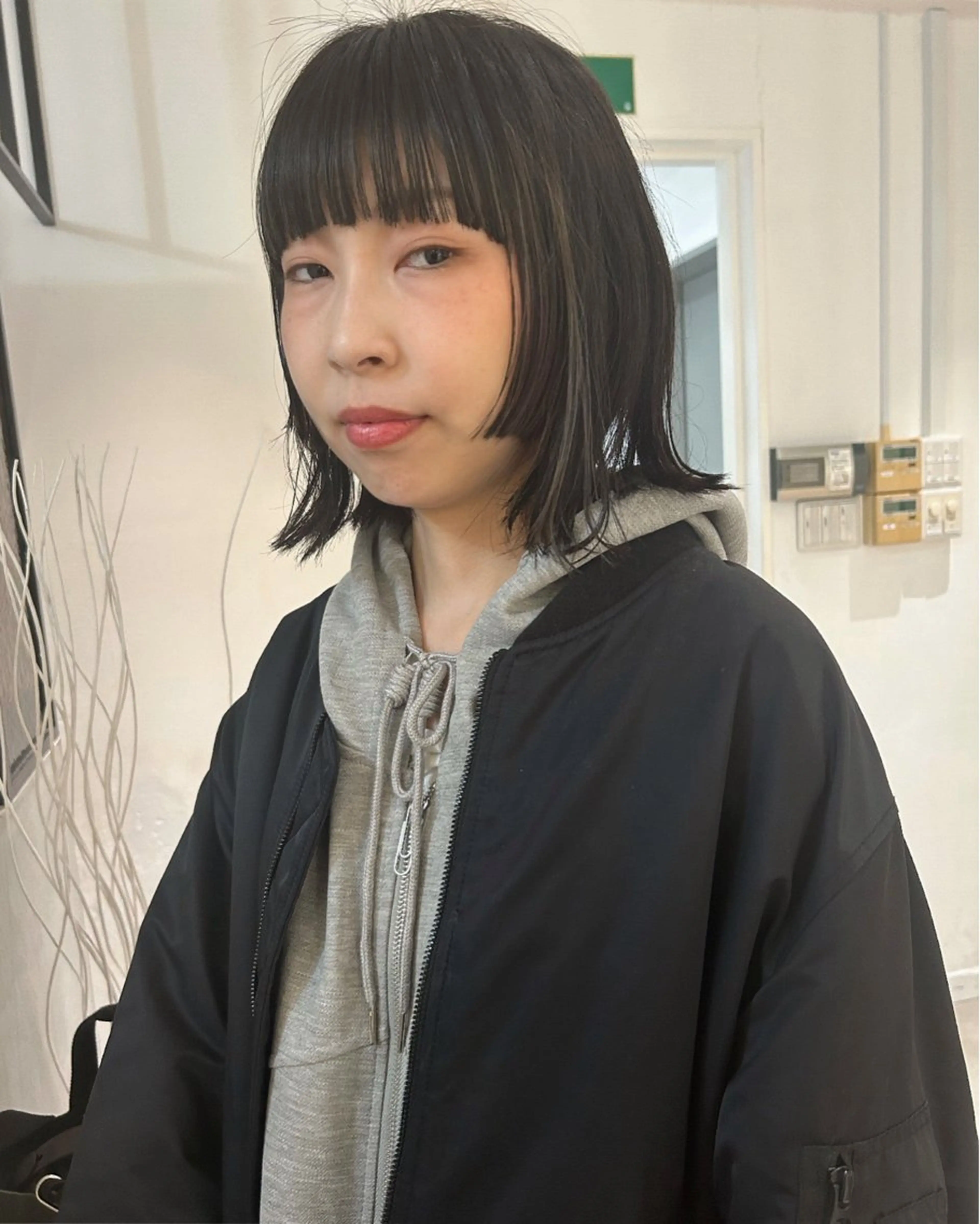 ショート カラー ボブ ワイドバング カット ヘアカラー トリートメント Loom.所属・村上雅人 ナチュラルモードのヘアスタイル