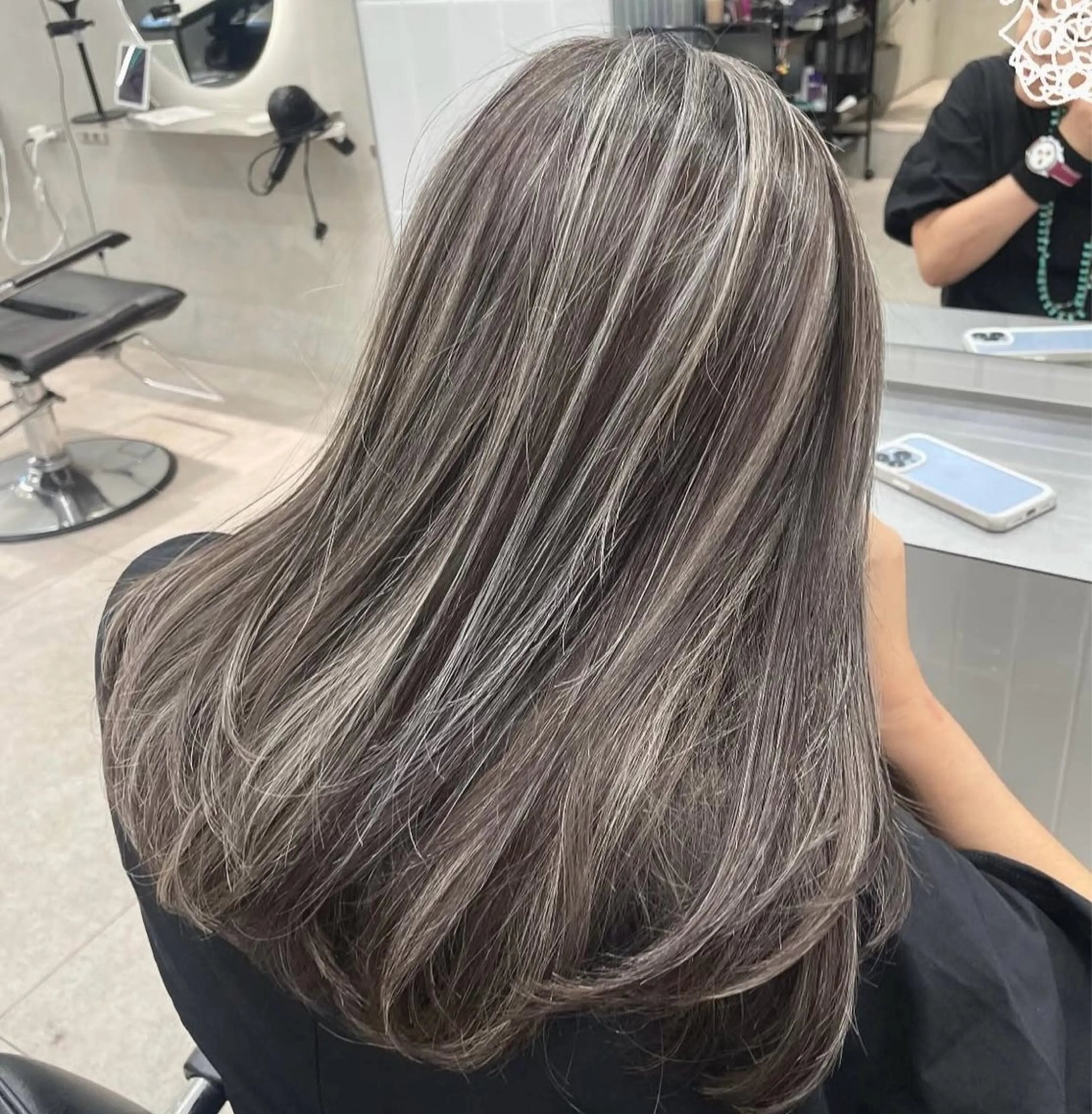 ロング カラー ベージュカラー グレージュ ハイライトカラー ミルクティーベージュ ハイライト ヘアカラー 🌊海外ハイライト リタッチ/縮毛矯正のヘアスタイル
