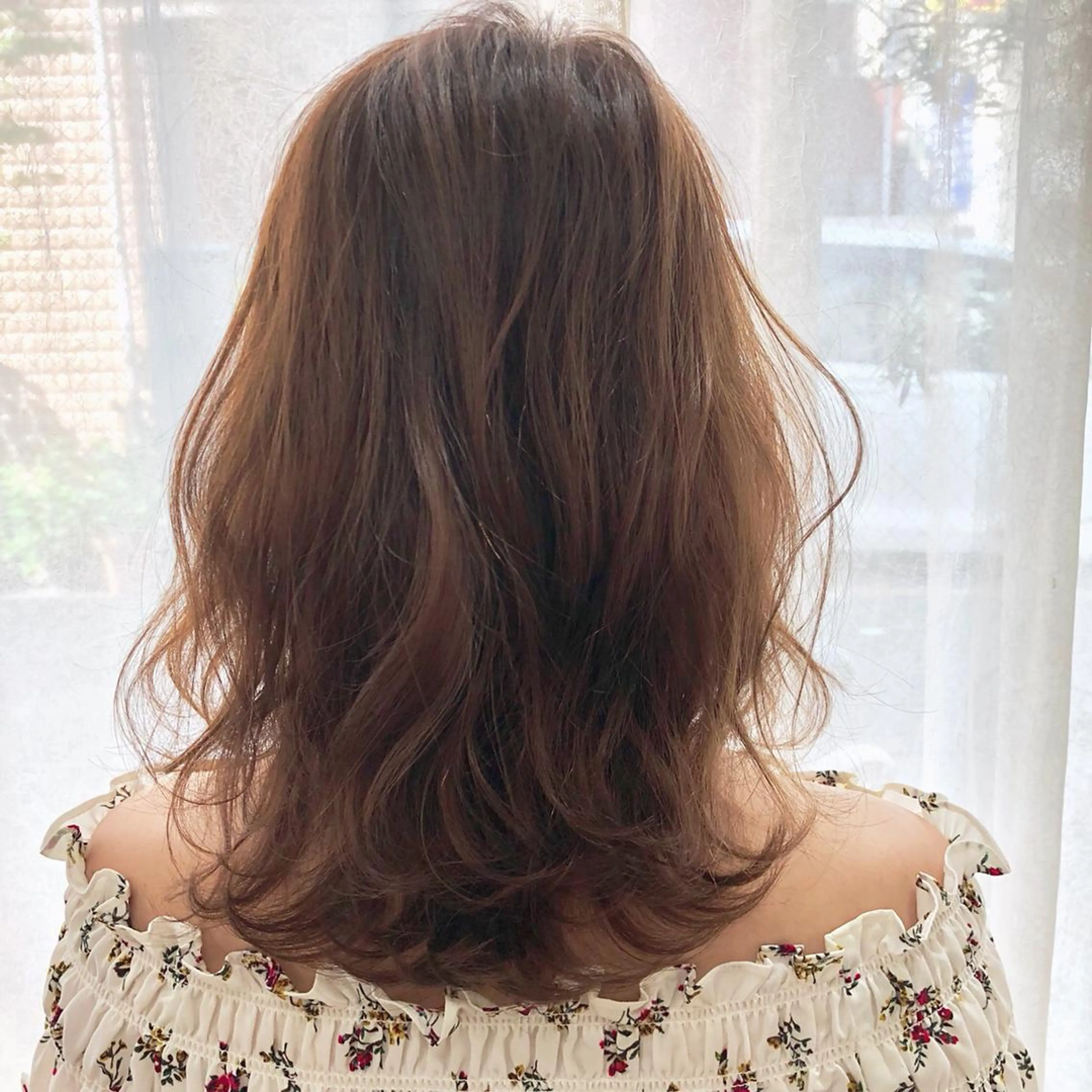 ミディアム カット ヘアカラー トリートメント ＨＩ ROのヘアスタイル