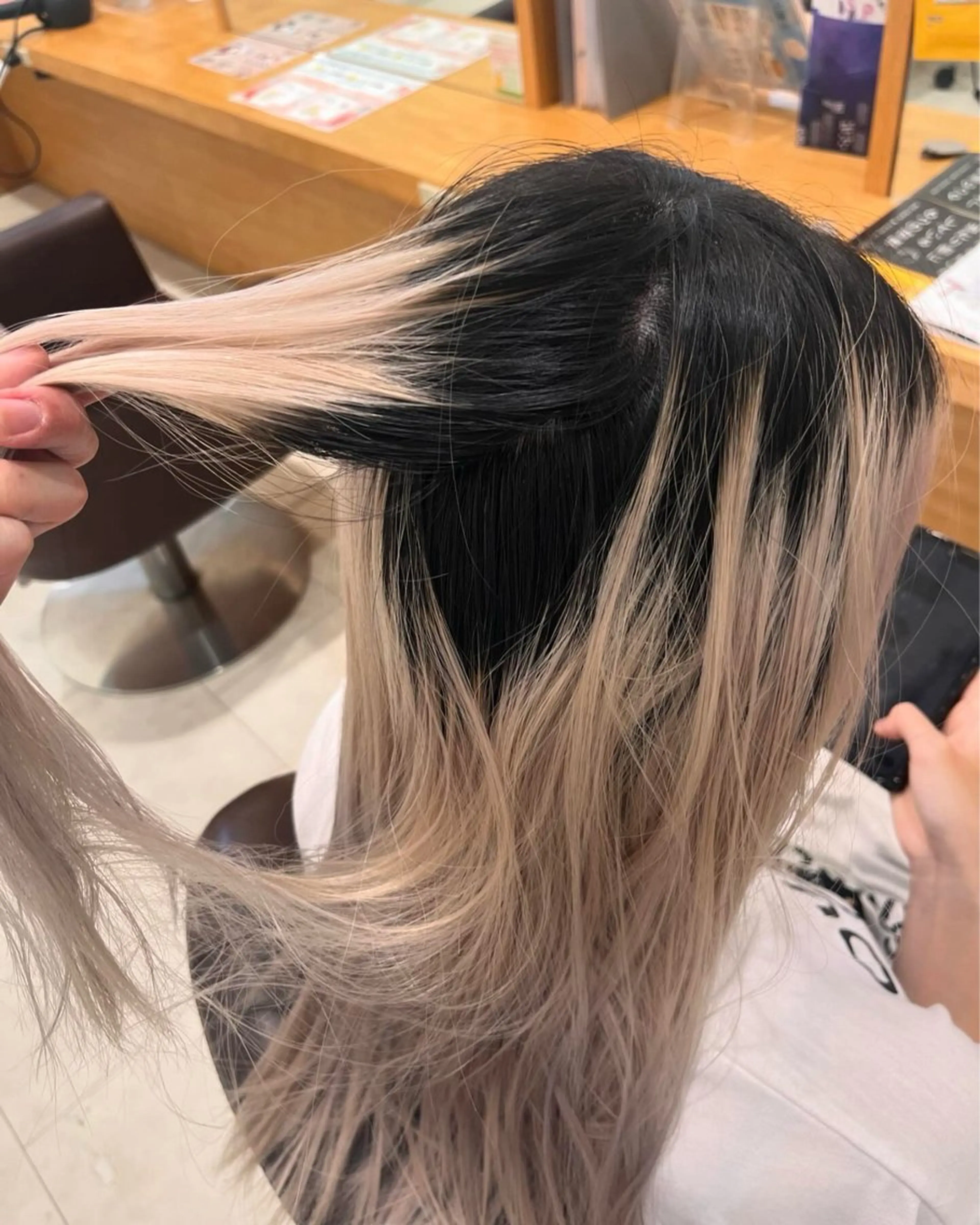 ロング ヘアカラー 平間 稔希のヘアスタイル