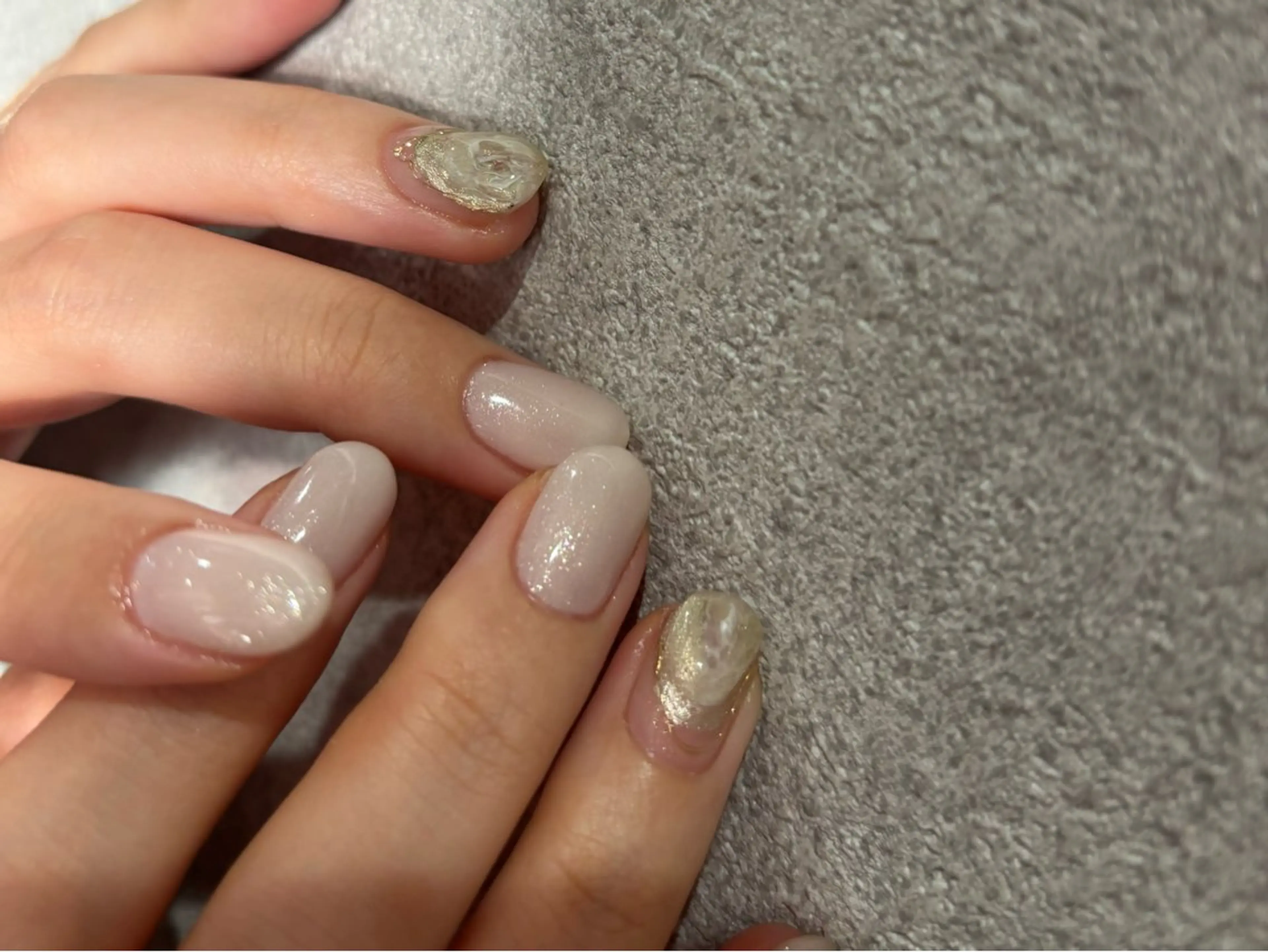 ネイル ゴールド ニュアンスネイル ぷっくりネイル ハンドネイル Maede Kanaのネイルデザイン