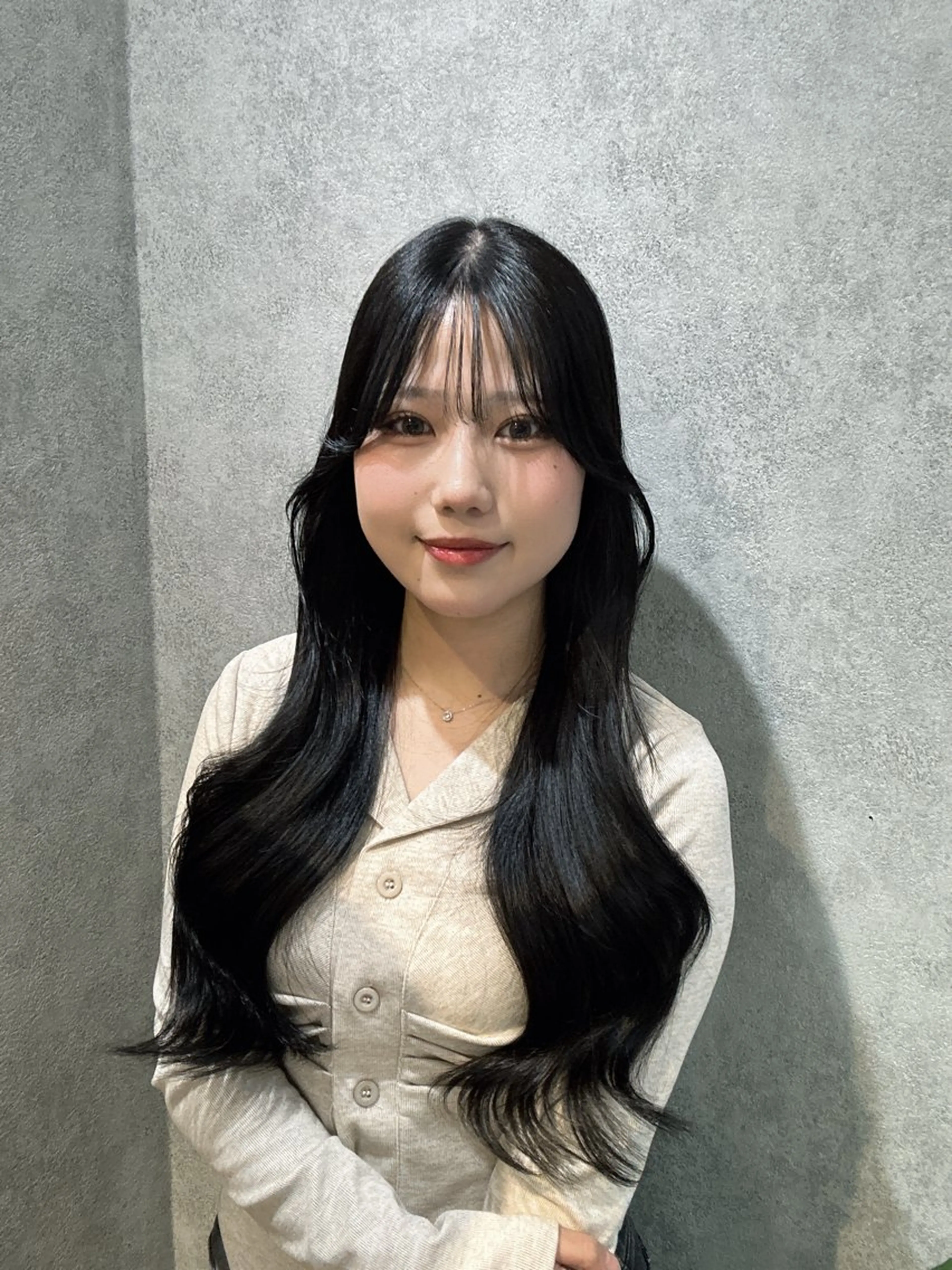 ロング カラー 黒髪 くびれヘア 顔周りカット 卒業式のヘアスタイル 髪質改善 ヘアカラー トリートメント 韓国レイヤー/酸性 ストレート/髪質改善のヘアスタイル