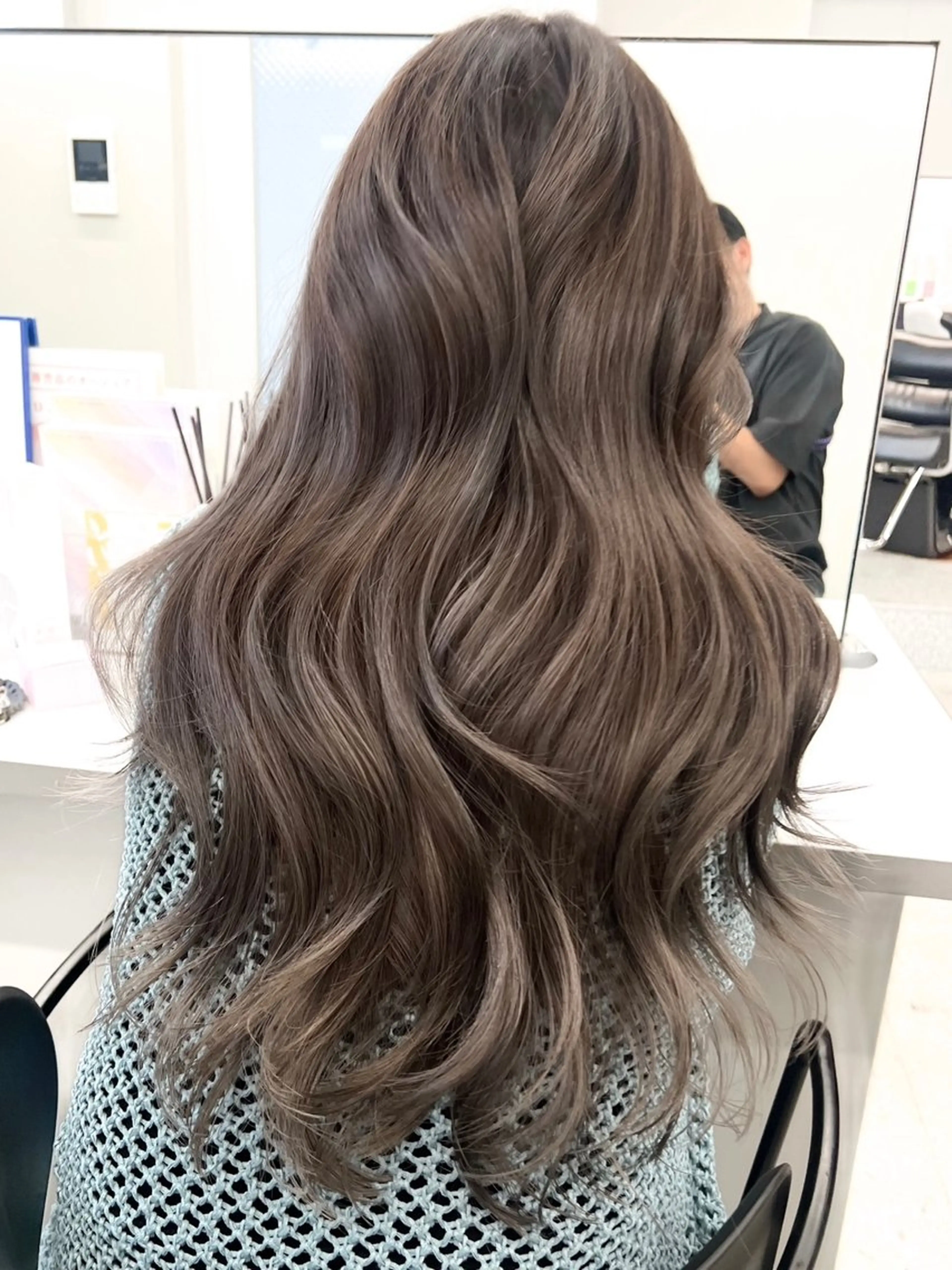 ロング カラー バレイヤージュ ハイライトカラー ハイライト レイヤーカット カット ヘアカラー トリートメント 当日予約可能です！ 宜しくお願いします！のヘアスタイル