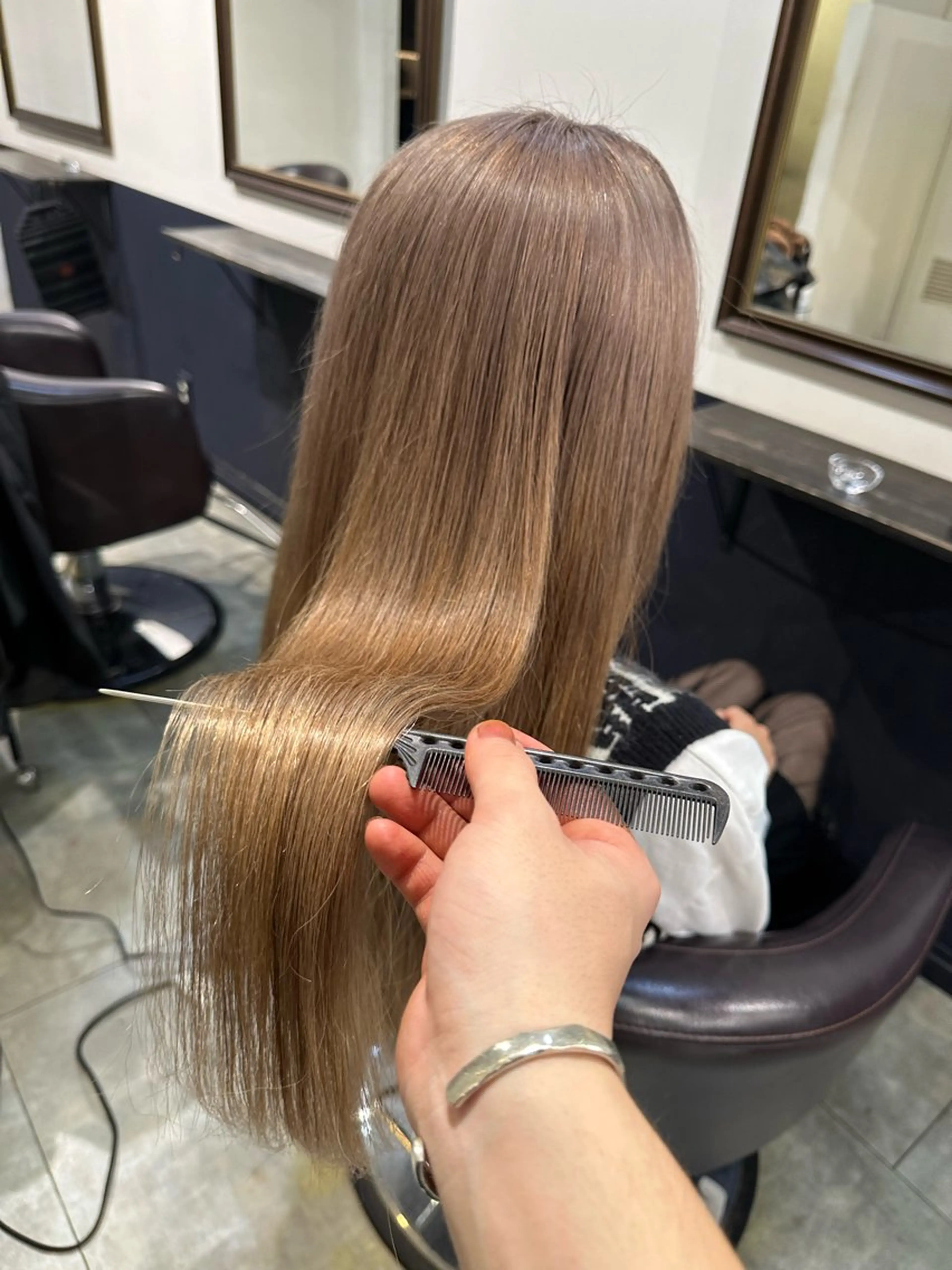 ロング カラー グレージュ ミルクティーグレージュ ハイトーン🌈艶カラ ー✨ブリーチ/RYOのヘアスタイル