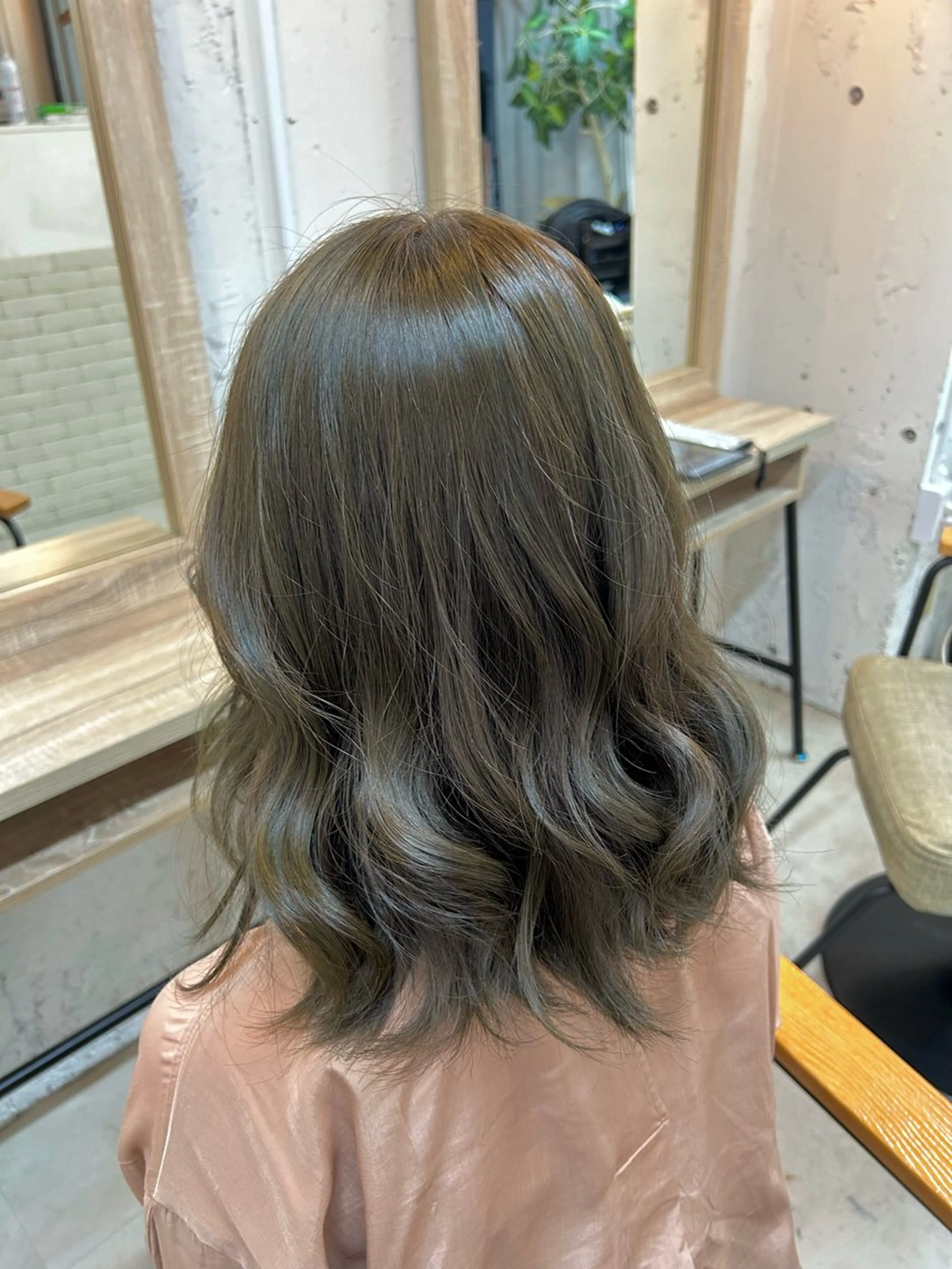 セミロング カラー ベージュカラー オリーブベージュ 岩崎 美帆のヘアスタイル