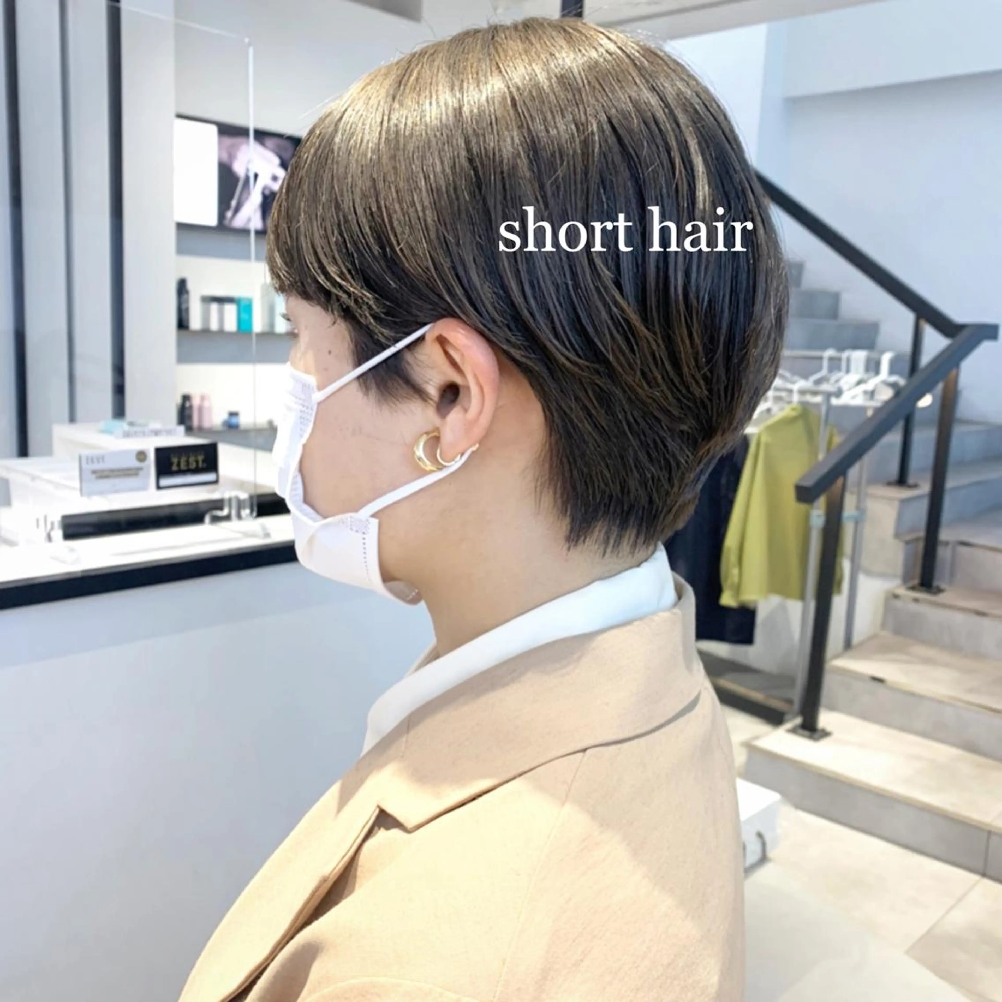 ショート カラー ハンサムショート ベージュカラー オリーブベージュ ショートヘア カット ヘアカラー Kureha/ネイル レイヤー/酸性縮毛のヘアスタイル