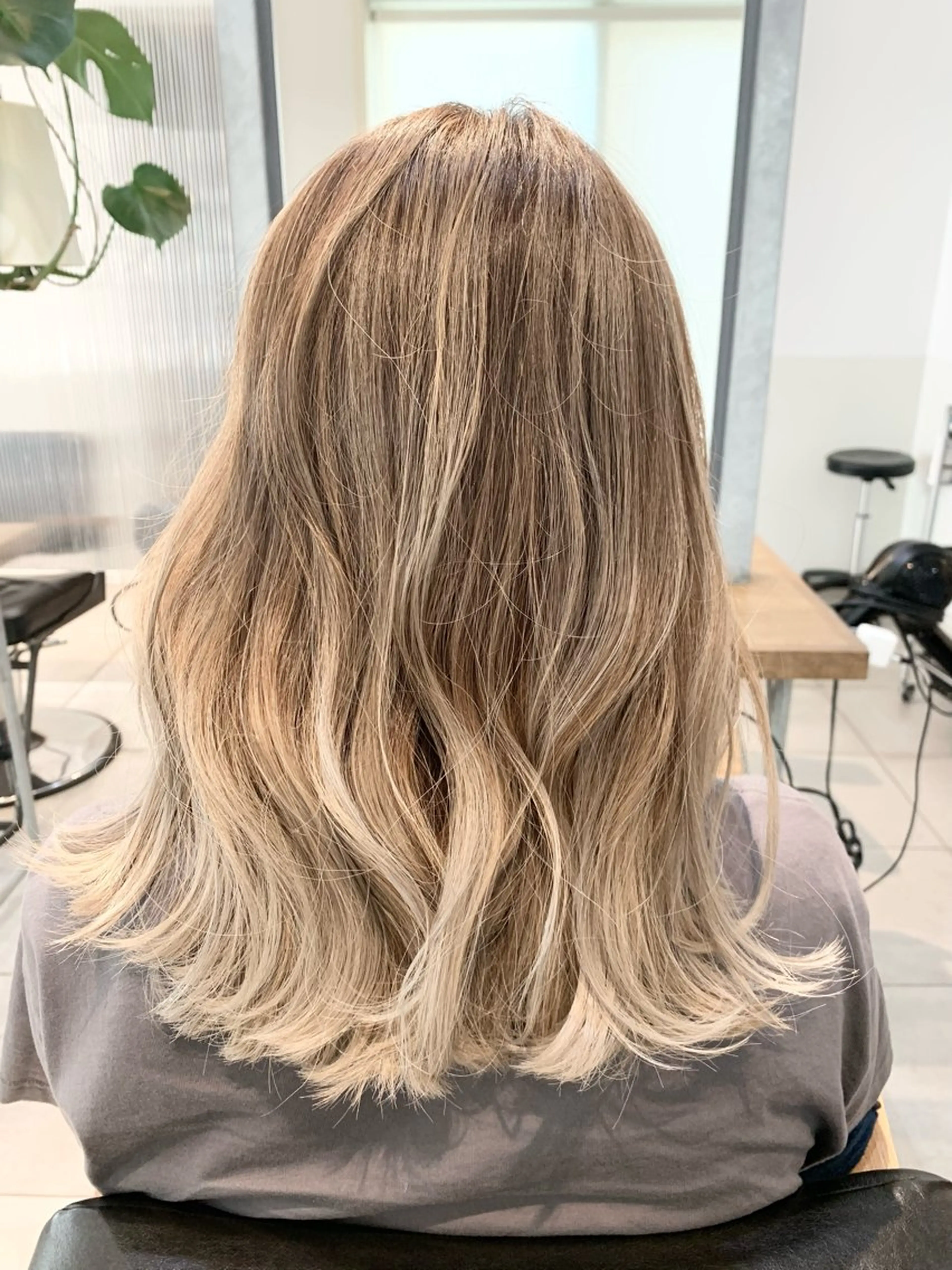 セミロング アッシュ ケアカラー カット ヘアカラー 幡野 葵のヘアスタイル