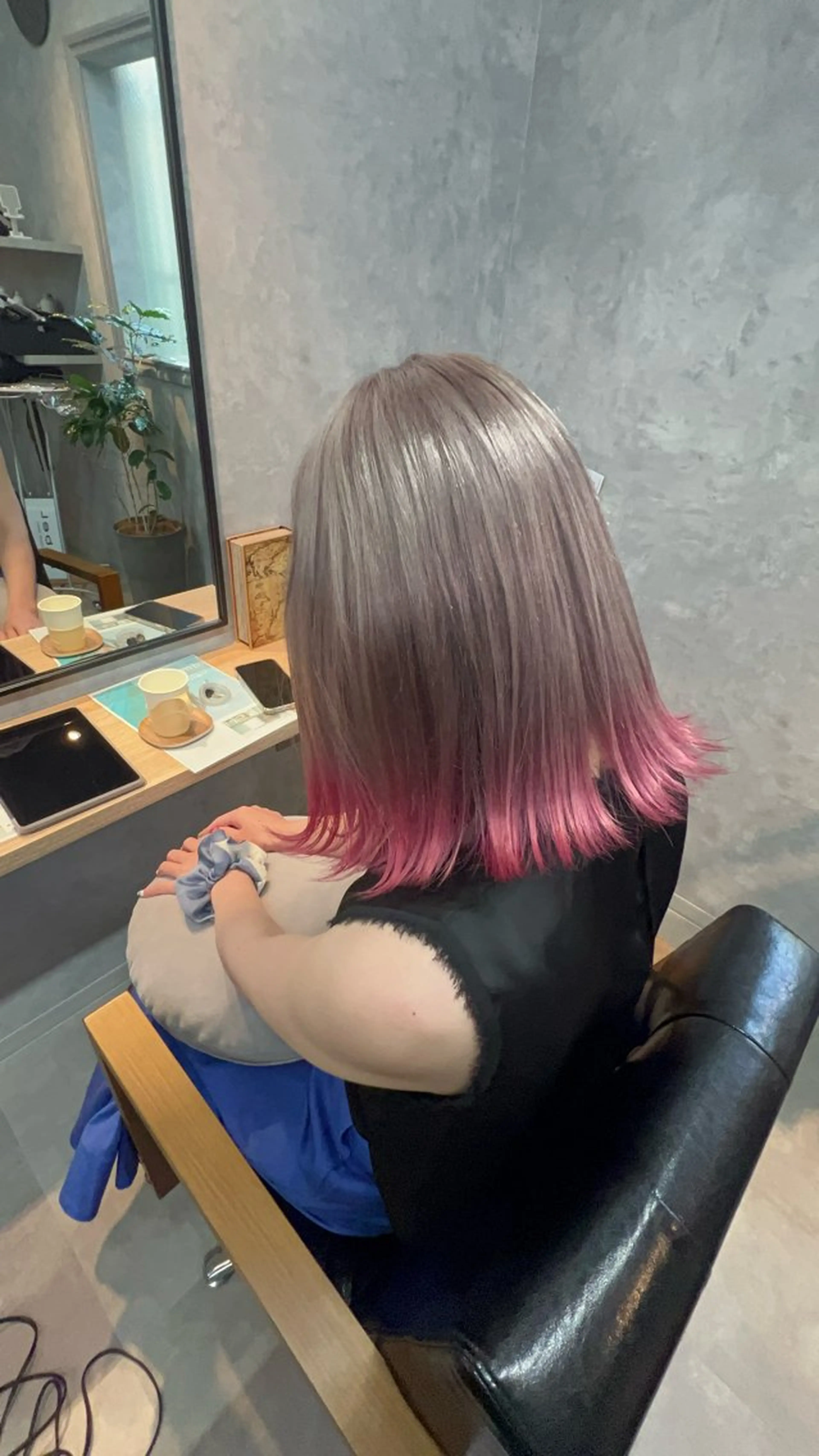 ミディアム カット ヘアカラー motoトップカラー リスト/ブリーチカラのヘアスタイル