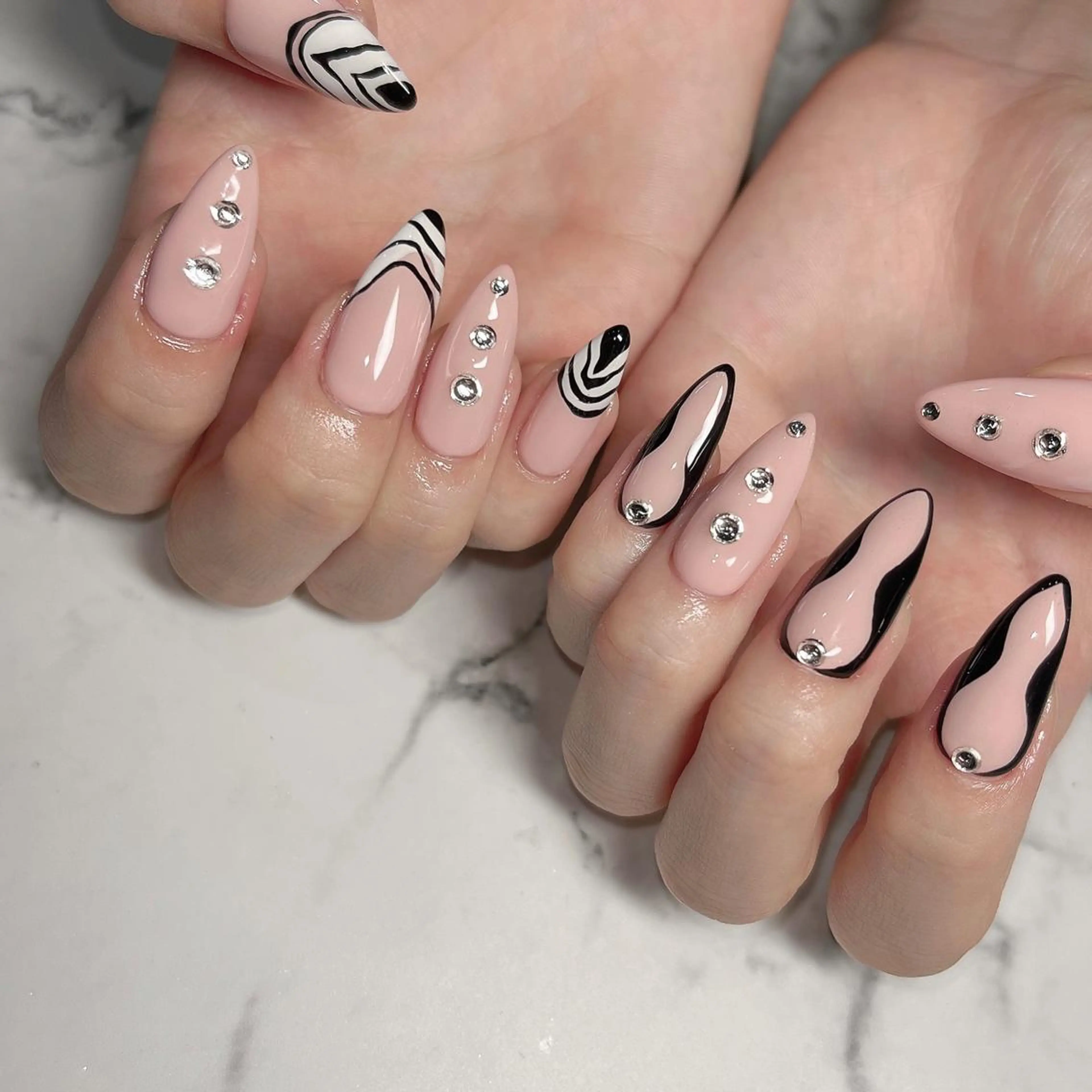 ネイル フットネイル フレンチネイル ジェルネイル ラメ(グリッター) ラメグラデーション ハンドネイル NEO Beauty Salon所属・𝐍𝐄𝐎 𝐉𝐔𝐑𝐈のネイルデザイン