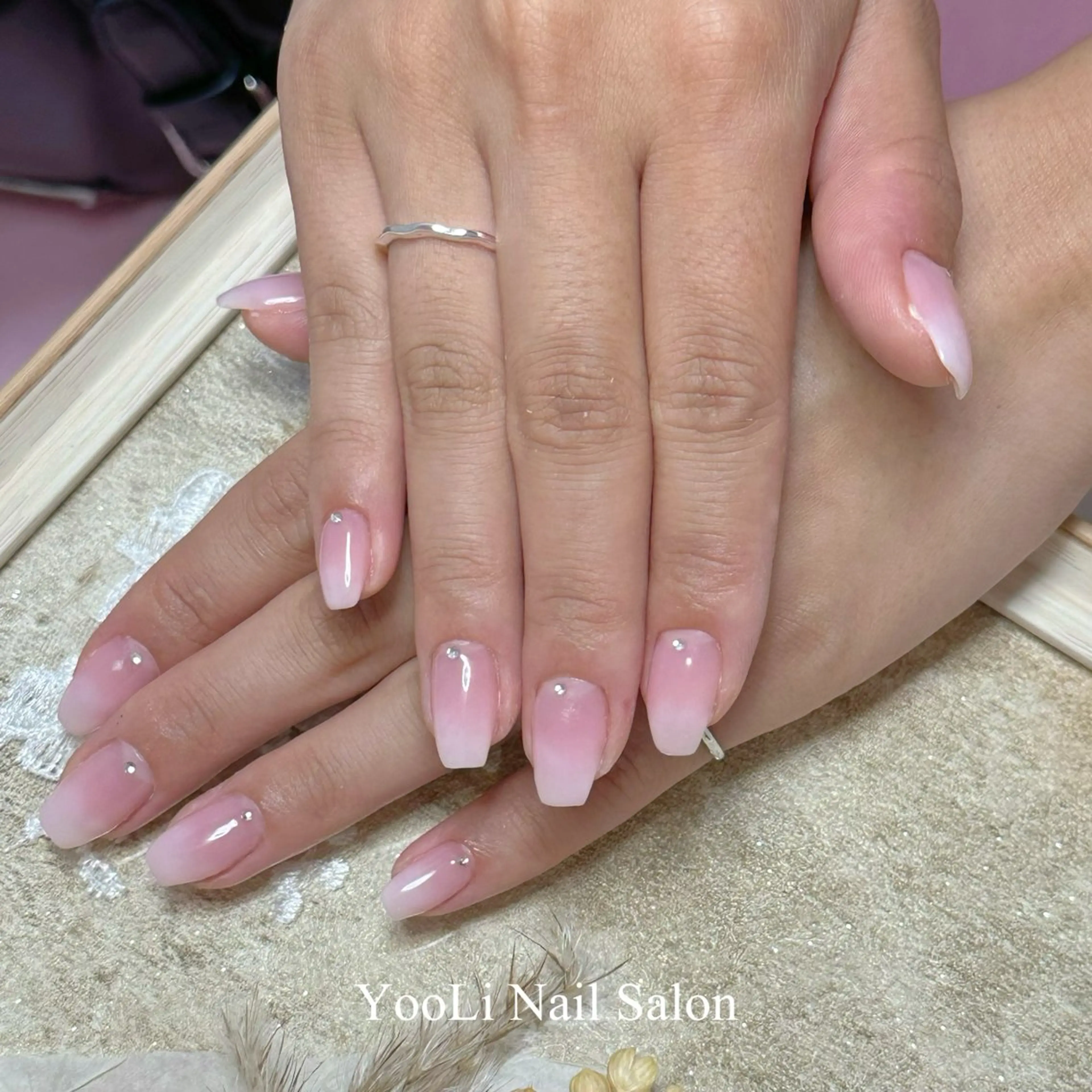 ネイル オーロラネイル チークネイル フレンチネイル ガラスフレンチ グラデーション ハンドネイル 🎀 あやのネイルデザイン