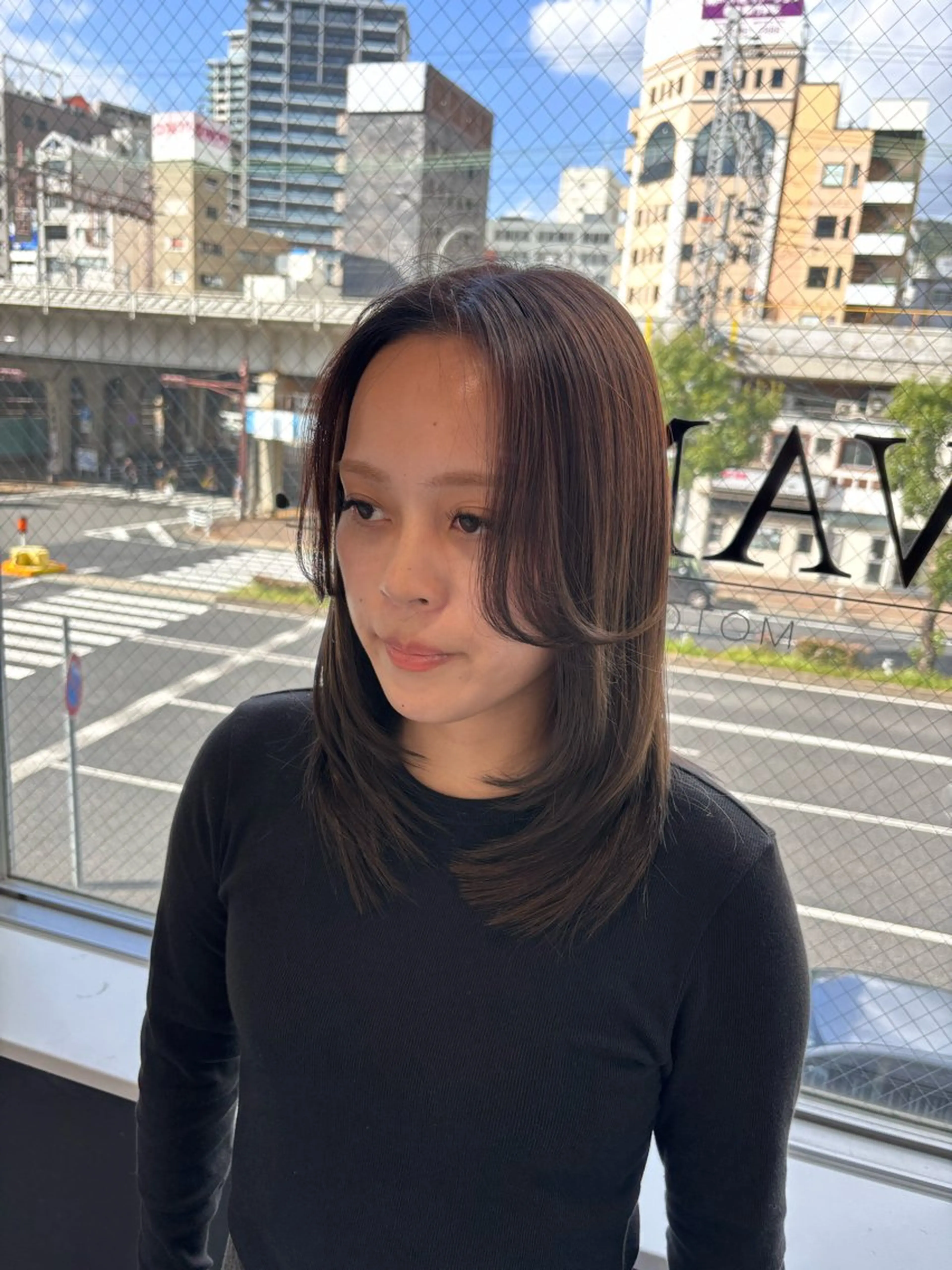 ミディアム カラー ブラウンカラー ショコラブラウン かきあげバング レイヤーカット カット ヘアカラー トリートメント 穐田 航のヘアスタイル