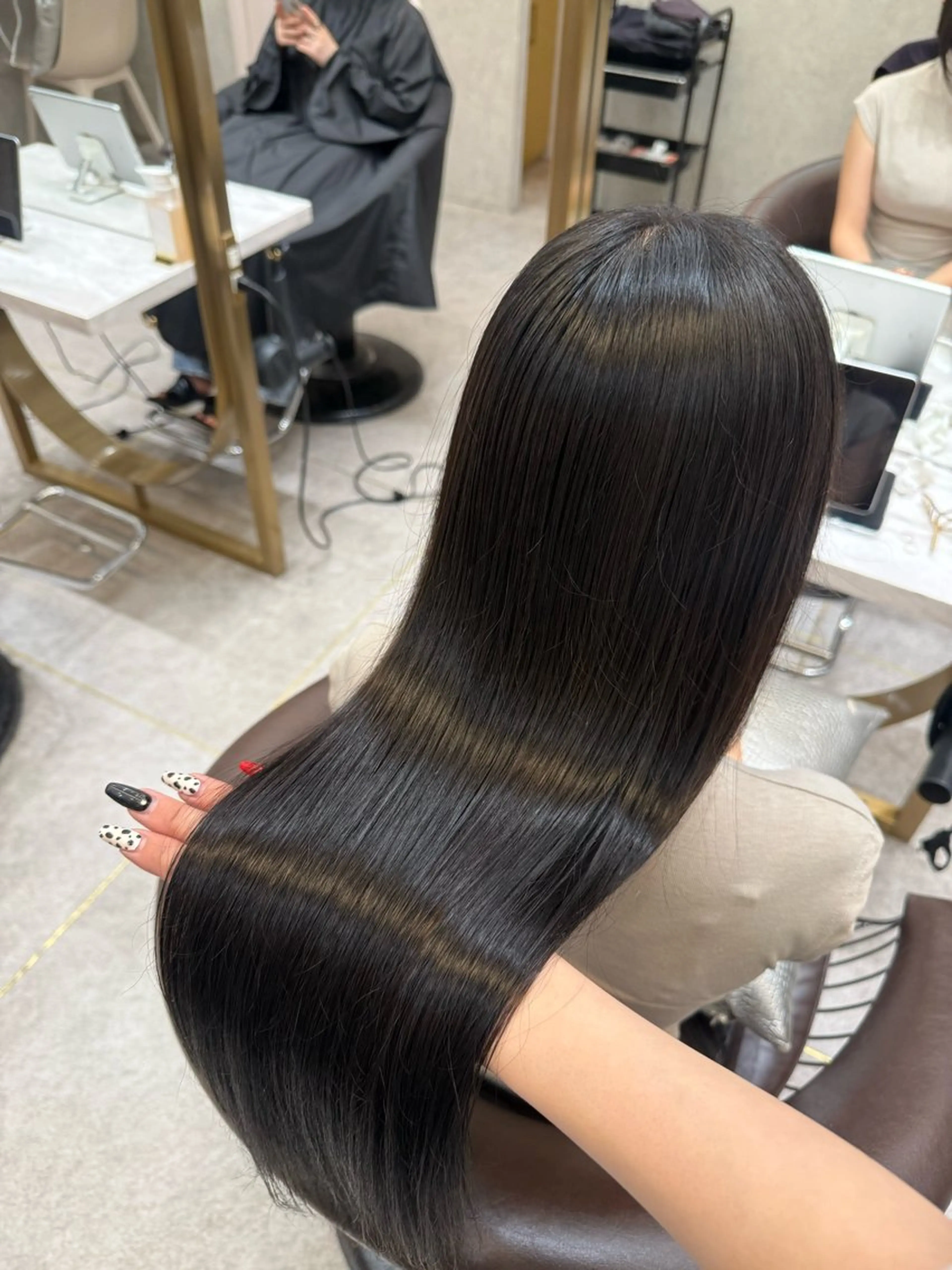 ロング ヘアカラー トリートメント Nanami / ベージュ/グレージュのヘアスタイル