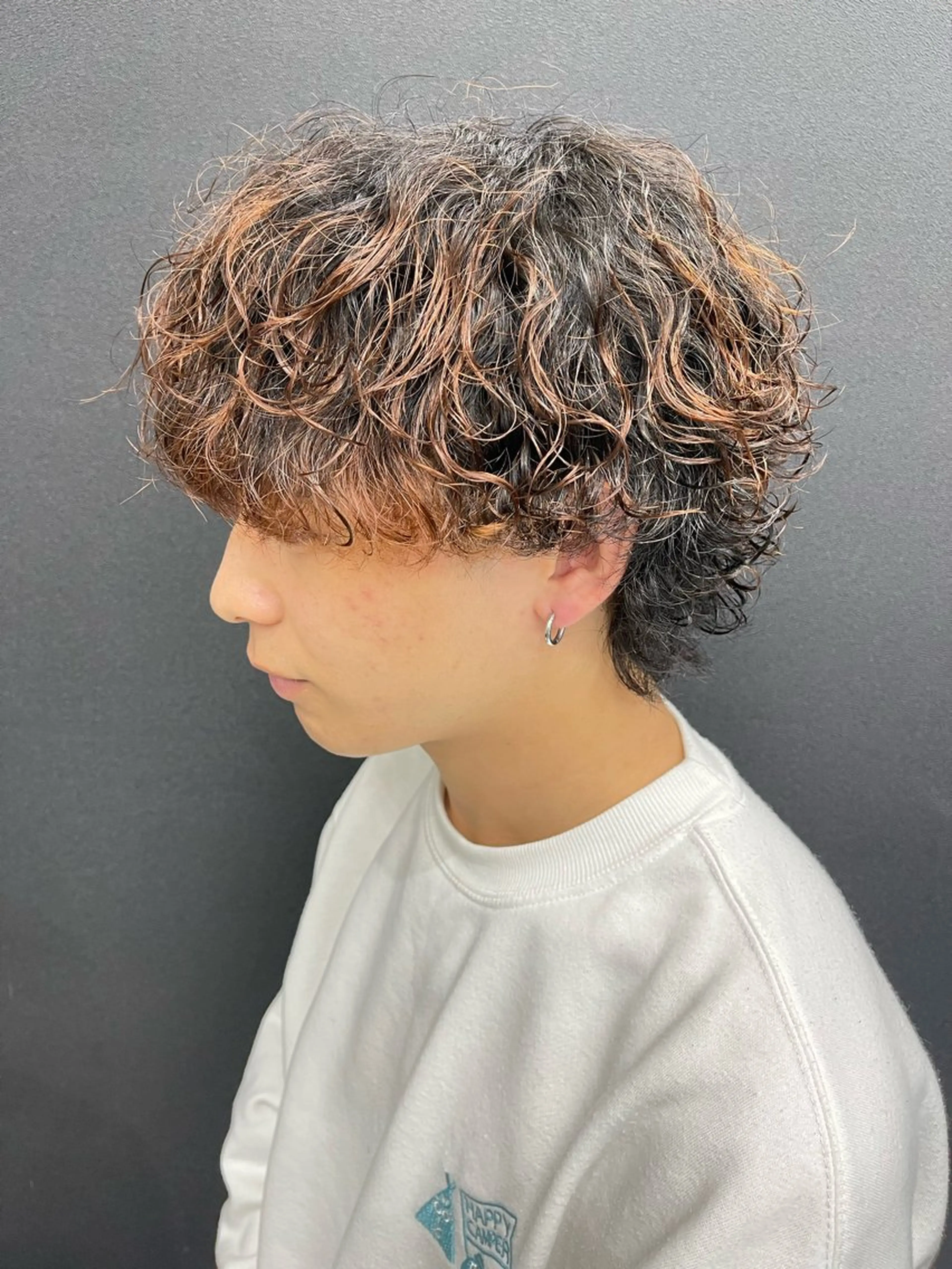 ミディアム パーマ メンズ ミディアムパーマ メンズブリーチ メンズパーマ 波巻きパーマ メンズウルフカット カット パーマ トリートメント beautystadium529所属・高橋 裕利のヘアスタイル