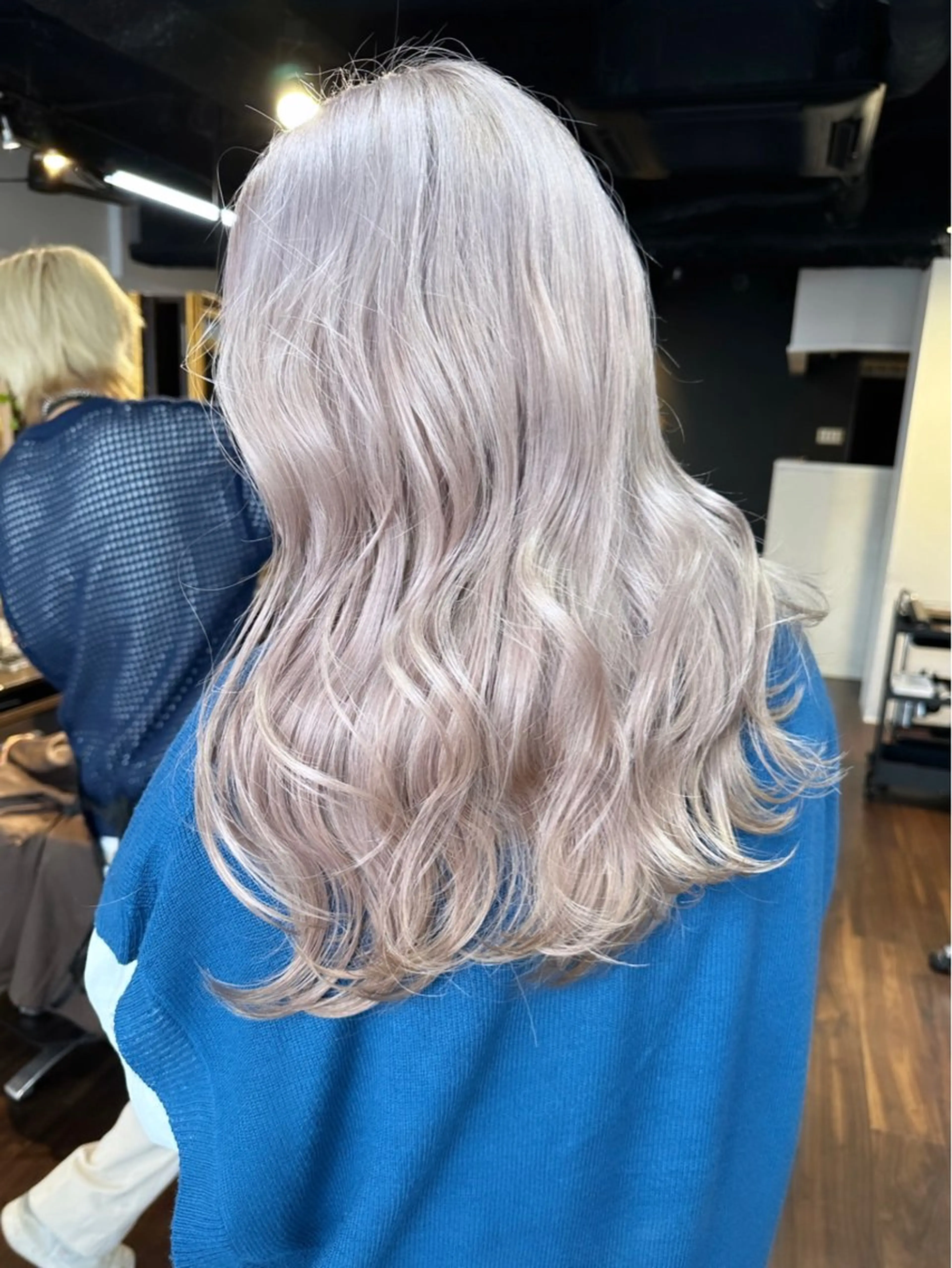 ロング カラー ヘアアレンジ ベージュカラー ブリーチ イヤリングカラー ハイトーンカラー ミルクティーベージュ カット ヘアカラー トリートメント 髪質改善/縮毛矯正 ダブルカラー/Youのヘアスタイル