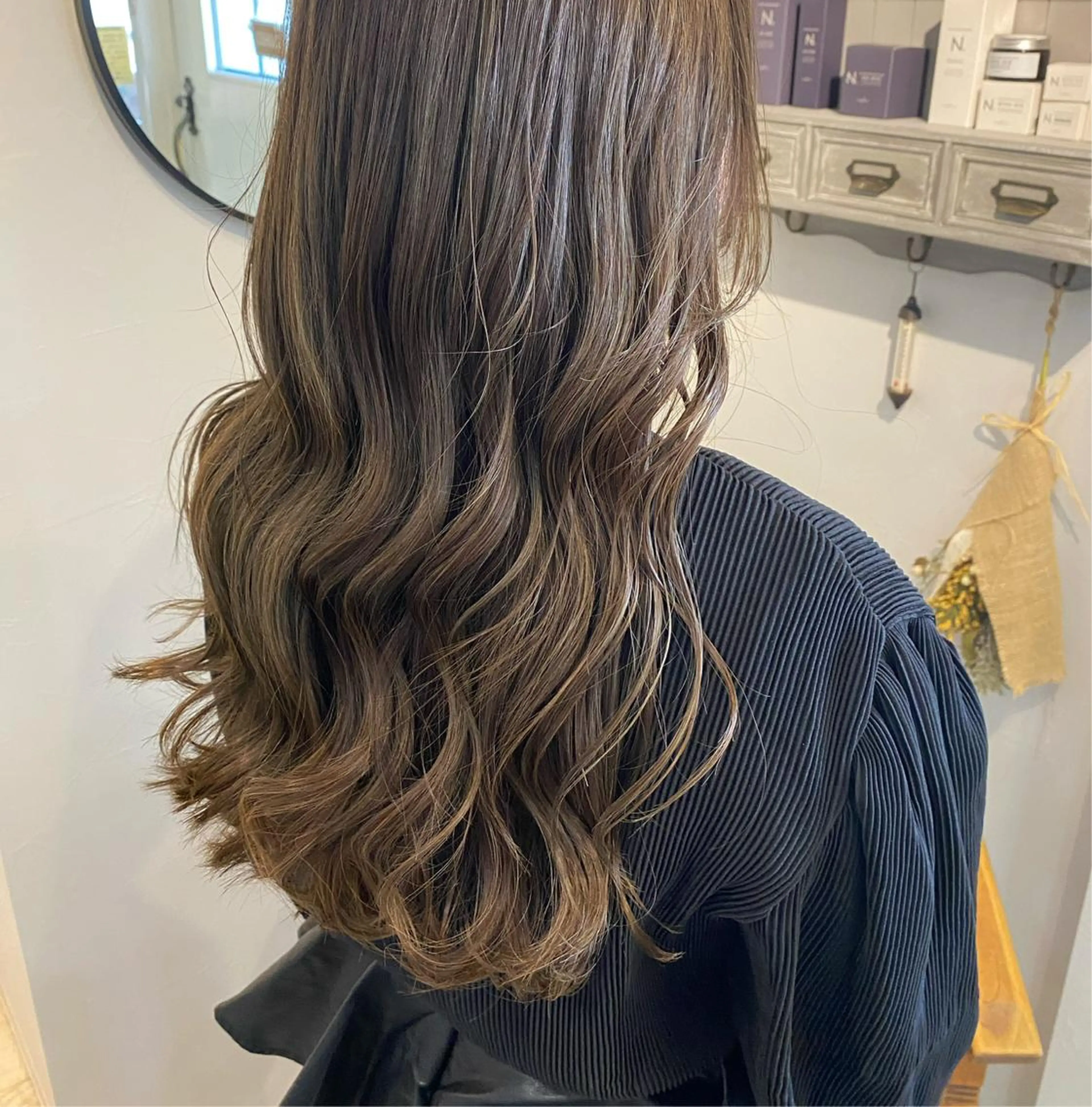 ロング カラー グレージュ ハイライトカラー オリーブグレージュ オリーブグレー ハイライト 西村 美羽のヘアスタイル
