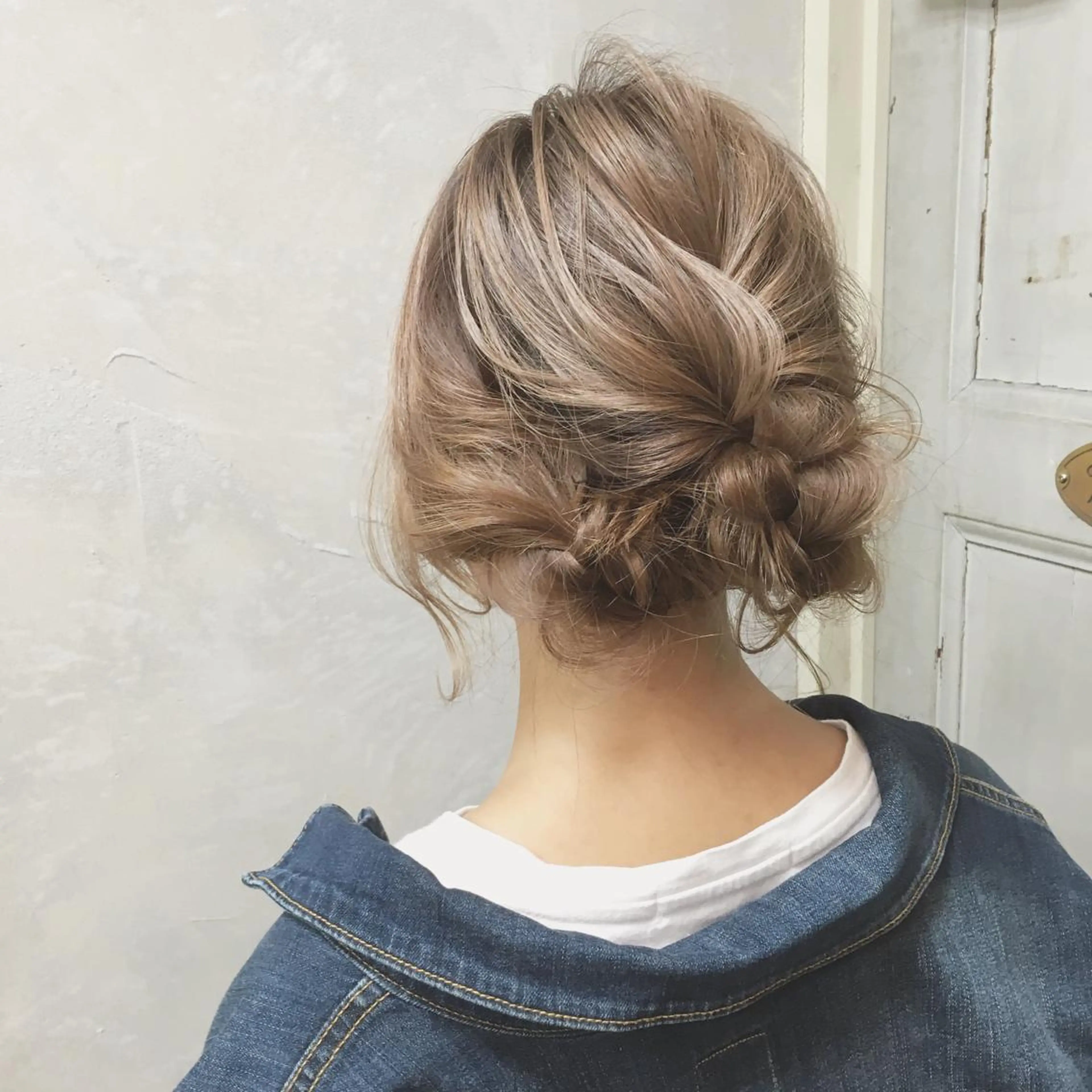 セミロング カラー ヘアアレンジ アッシュ 三つ編み autre所属・大久保 ひでなりのヘアスタイル