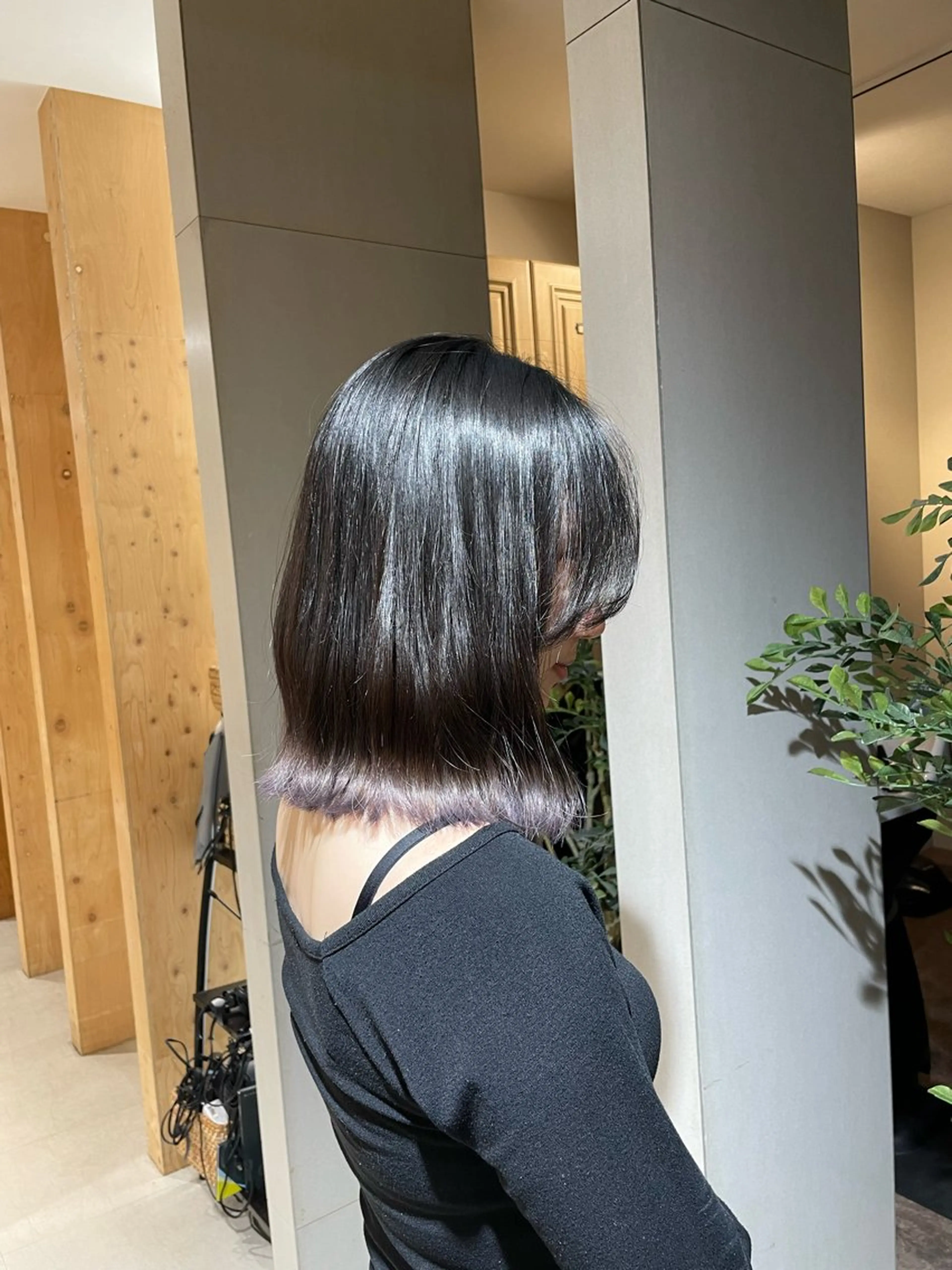 ミディアム カラー お団子ヘア ブリーチ シルバー 中山 遥のヘアスタイル