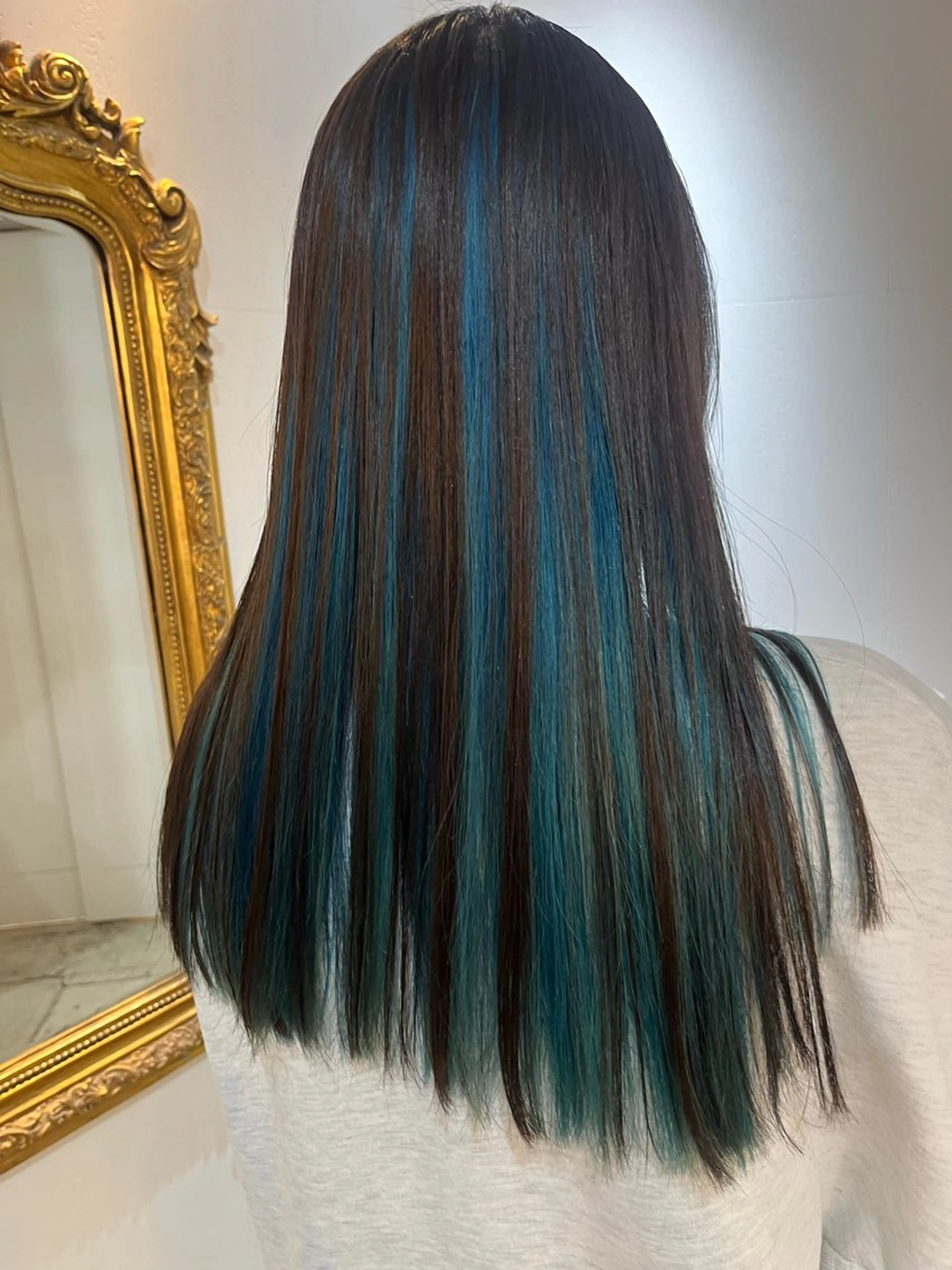 セミロング カット ヘアカラー 🩶ハイトーン🖤 URARAのヘアスタイル