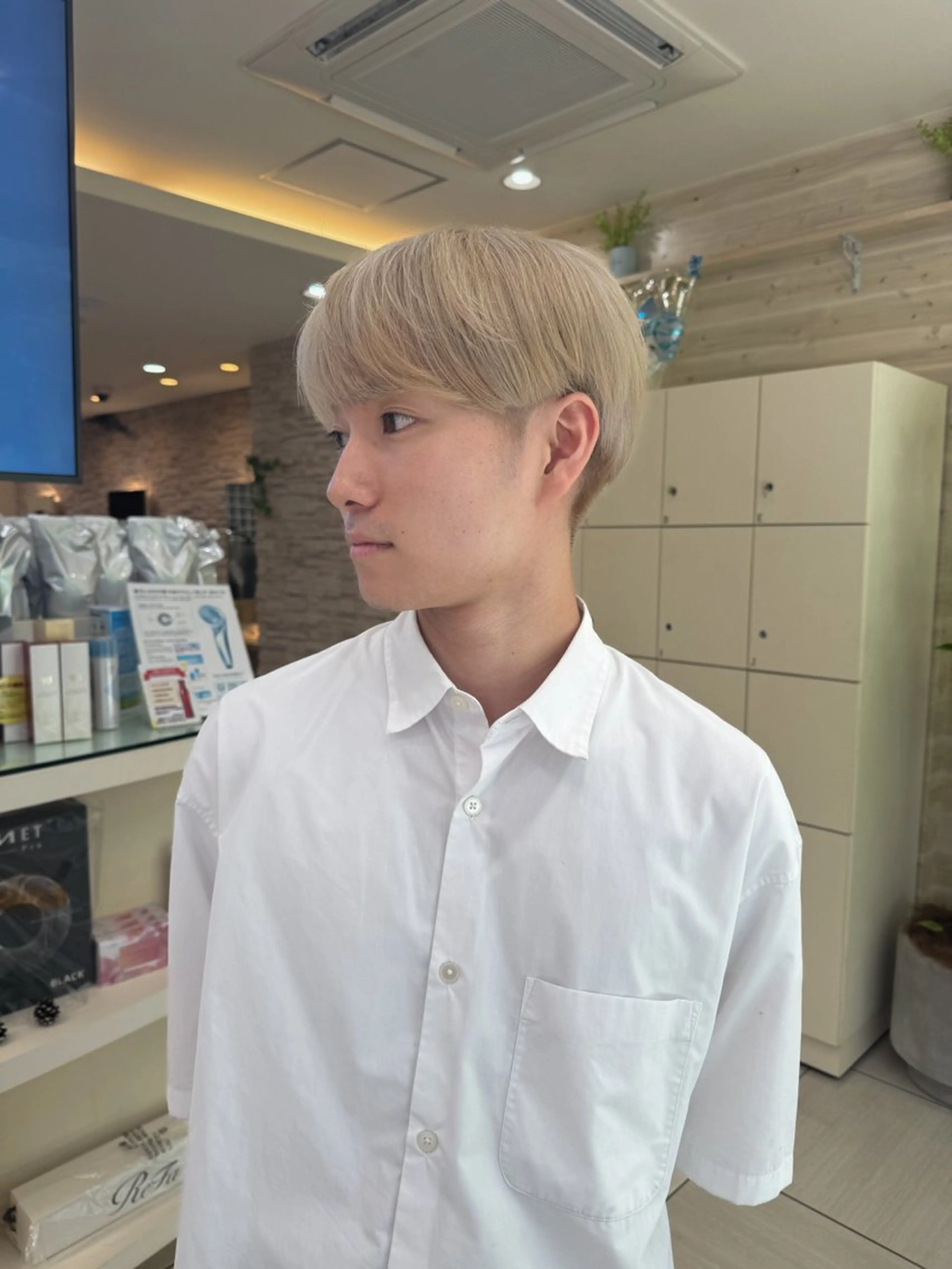 ショート カラー メンズ メンズハイトーン ベージュカラー ハイトーンカラー ホワイトベージュ カット ヘアカラー Seeknext // Rukaのヘアスタイル