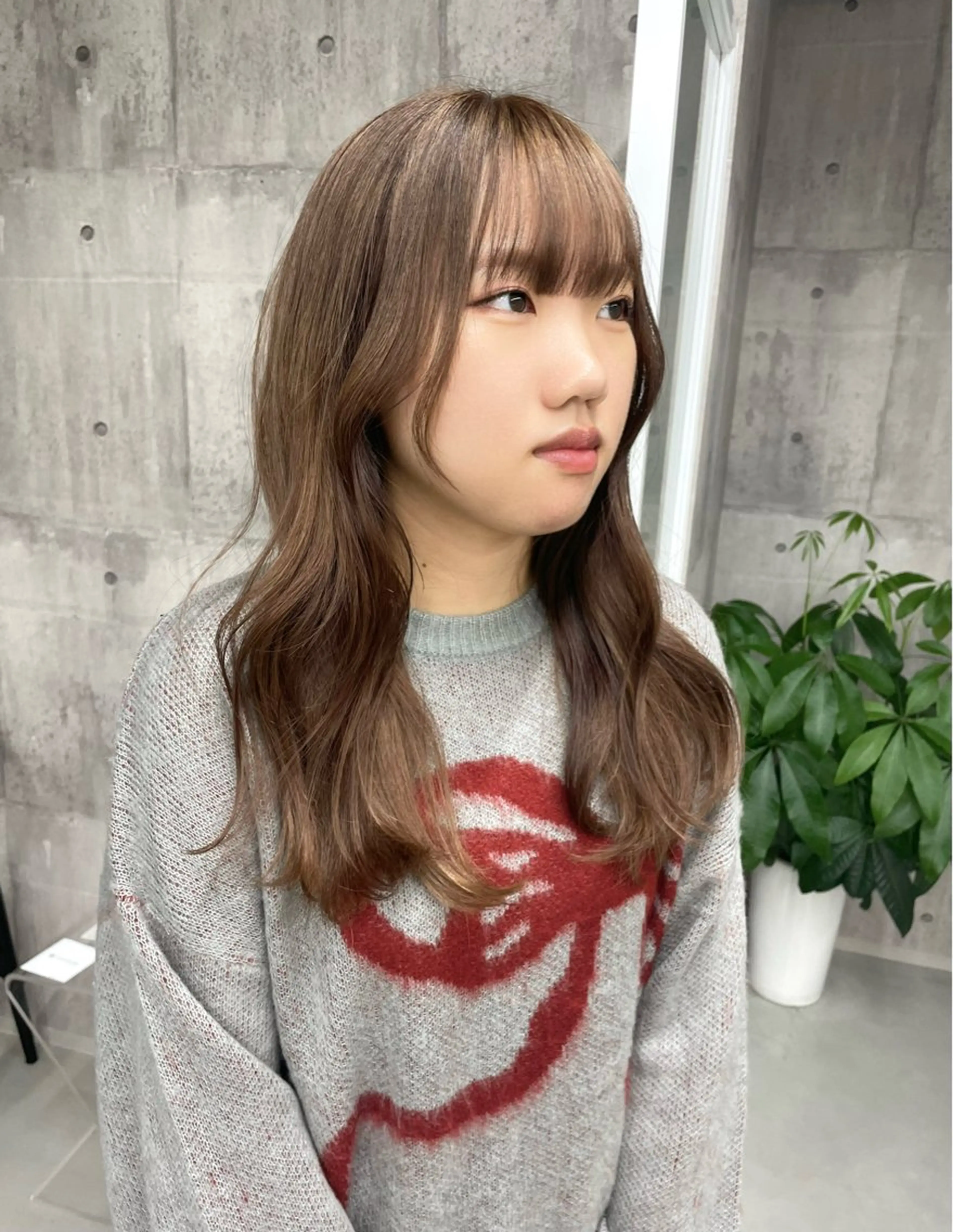 セミロング カラー ベージュカラー ブリーチ カット ヘアカラー 錦 茉李のヘアスタイル