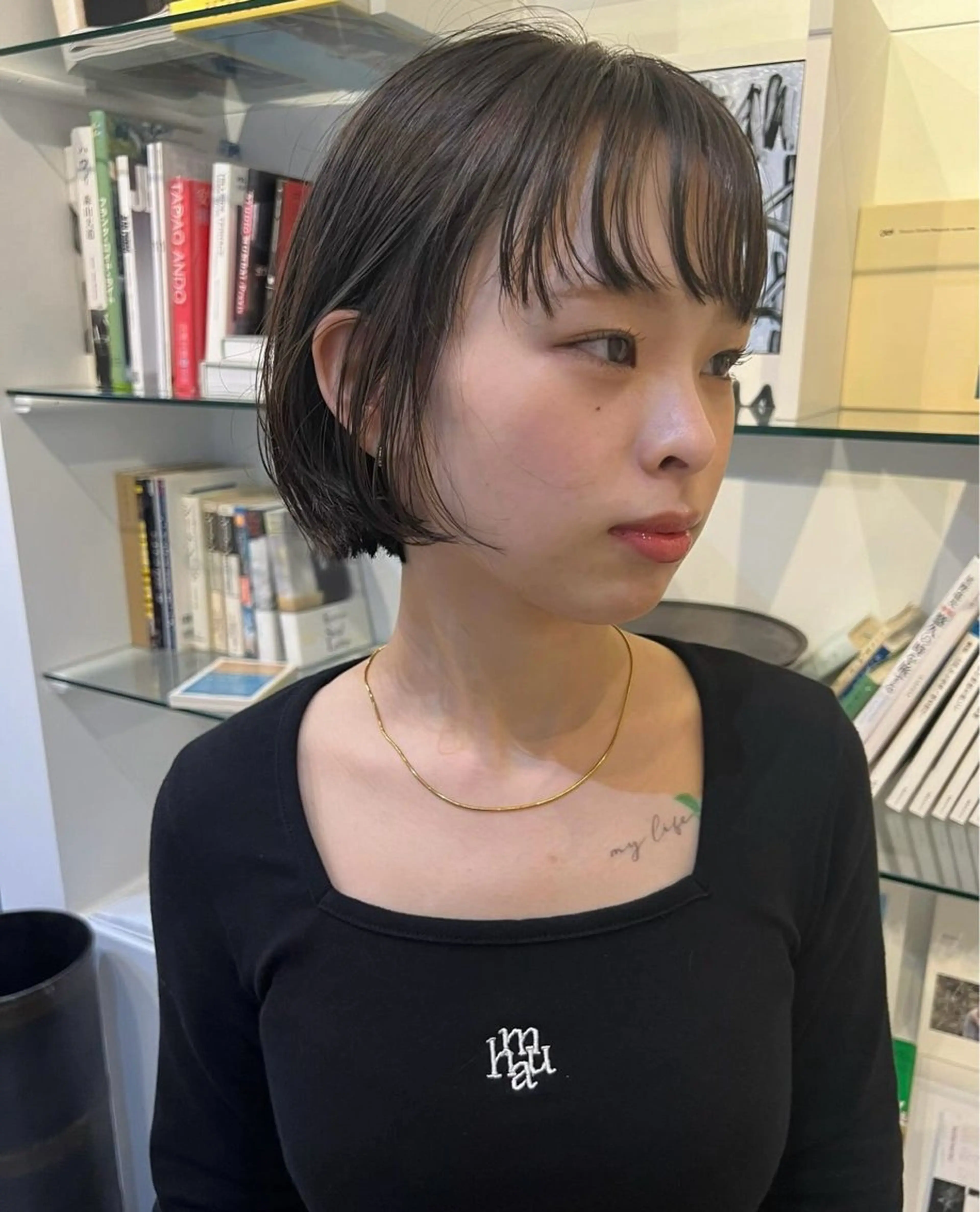 ミディアム カラー グレージュ オリーブグレージュ オリーブグレー くせ毛 カット ヘアカラー 三谷 はるなのヘアスタイル