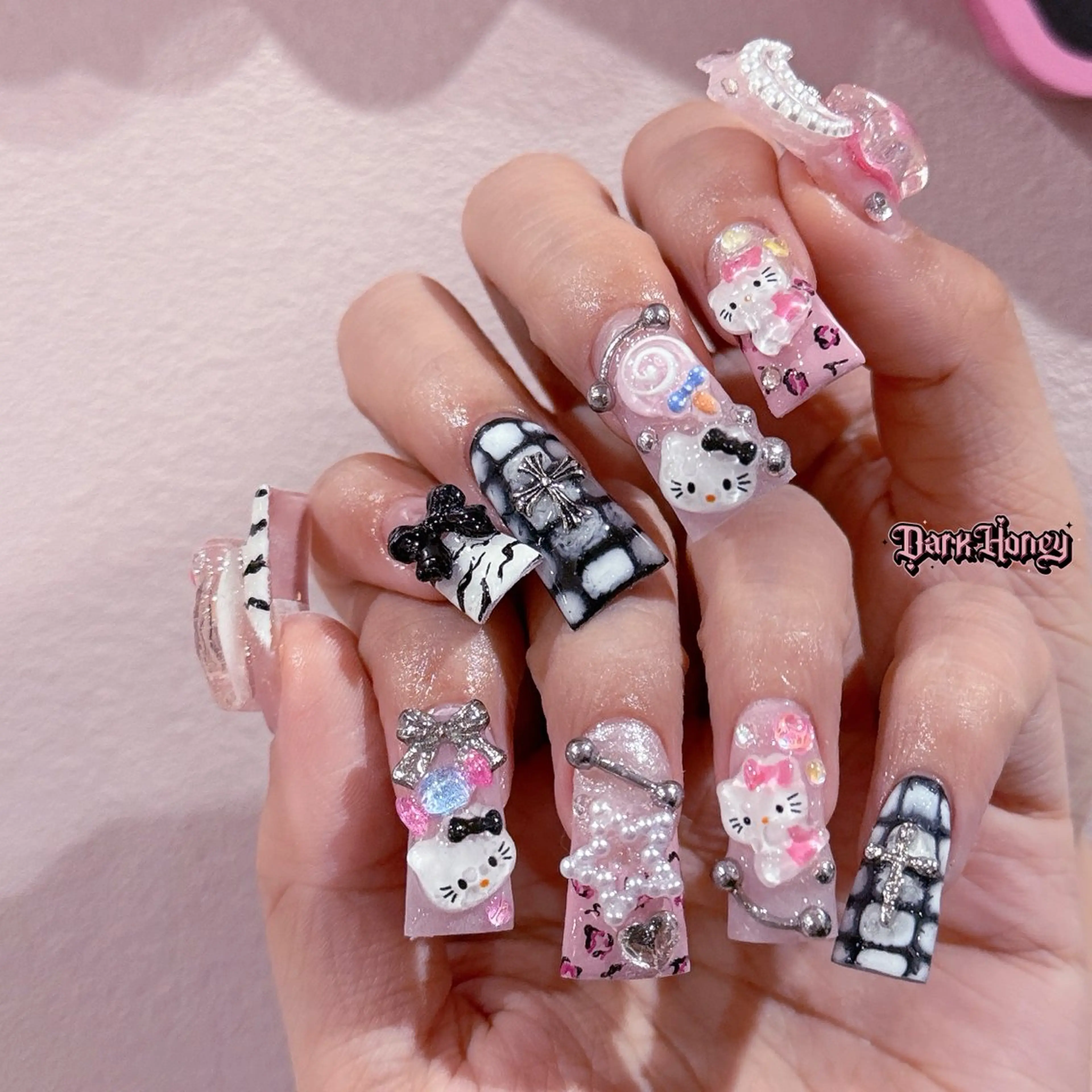 チップ長さ出し✨激可愛っ!ゴテゴテダックネイル💅(海外風、個性派の写真