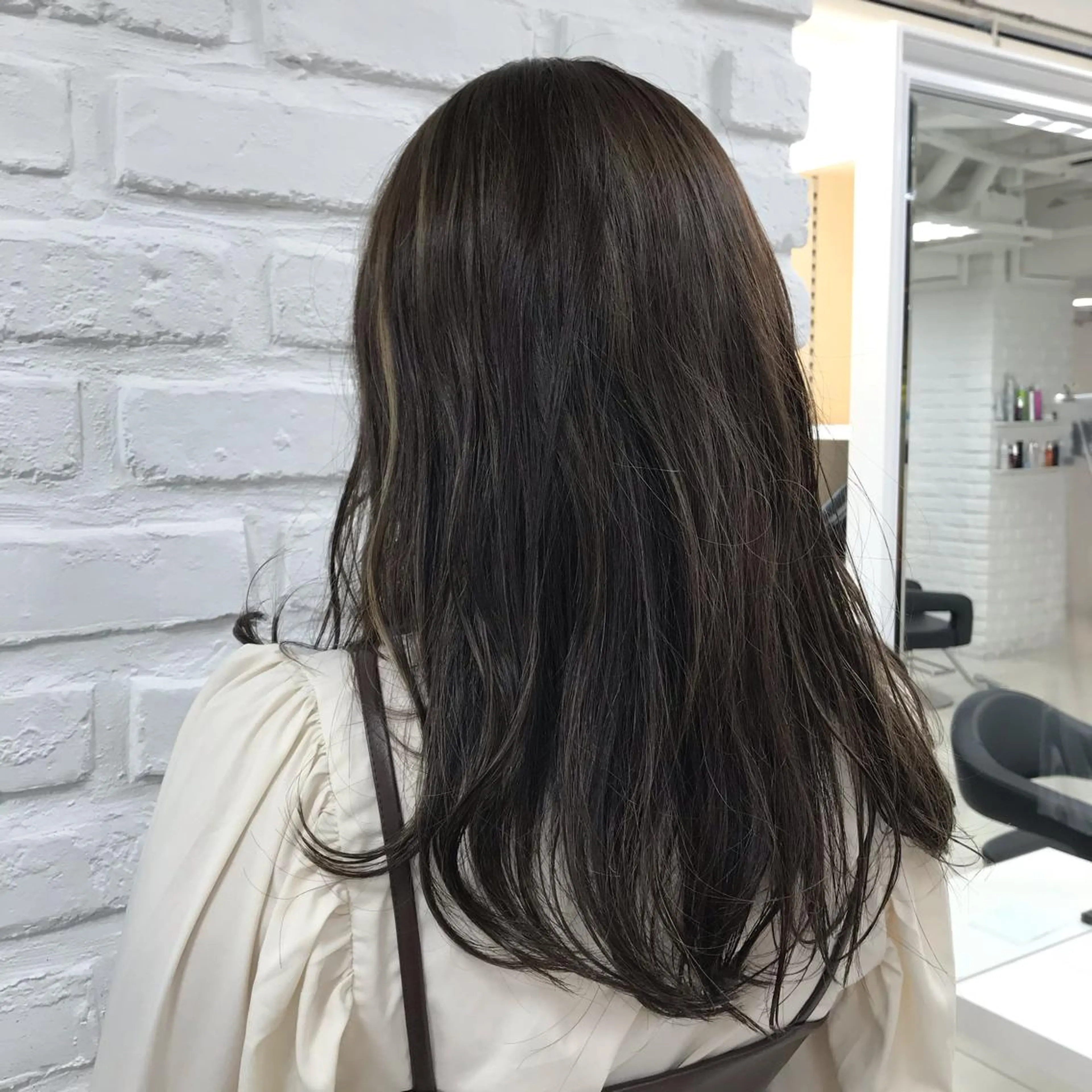 セミロング カラー ベージュカラー ハイライトカラー イルミナカラー オリーブベージュ ハイライト カット ヘアカラー トリートメント 暖色カラー🌹 中山由梨のヘアスタイル
