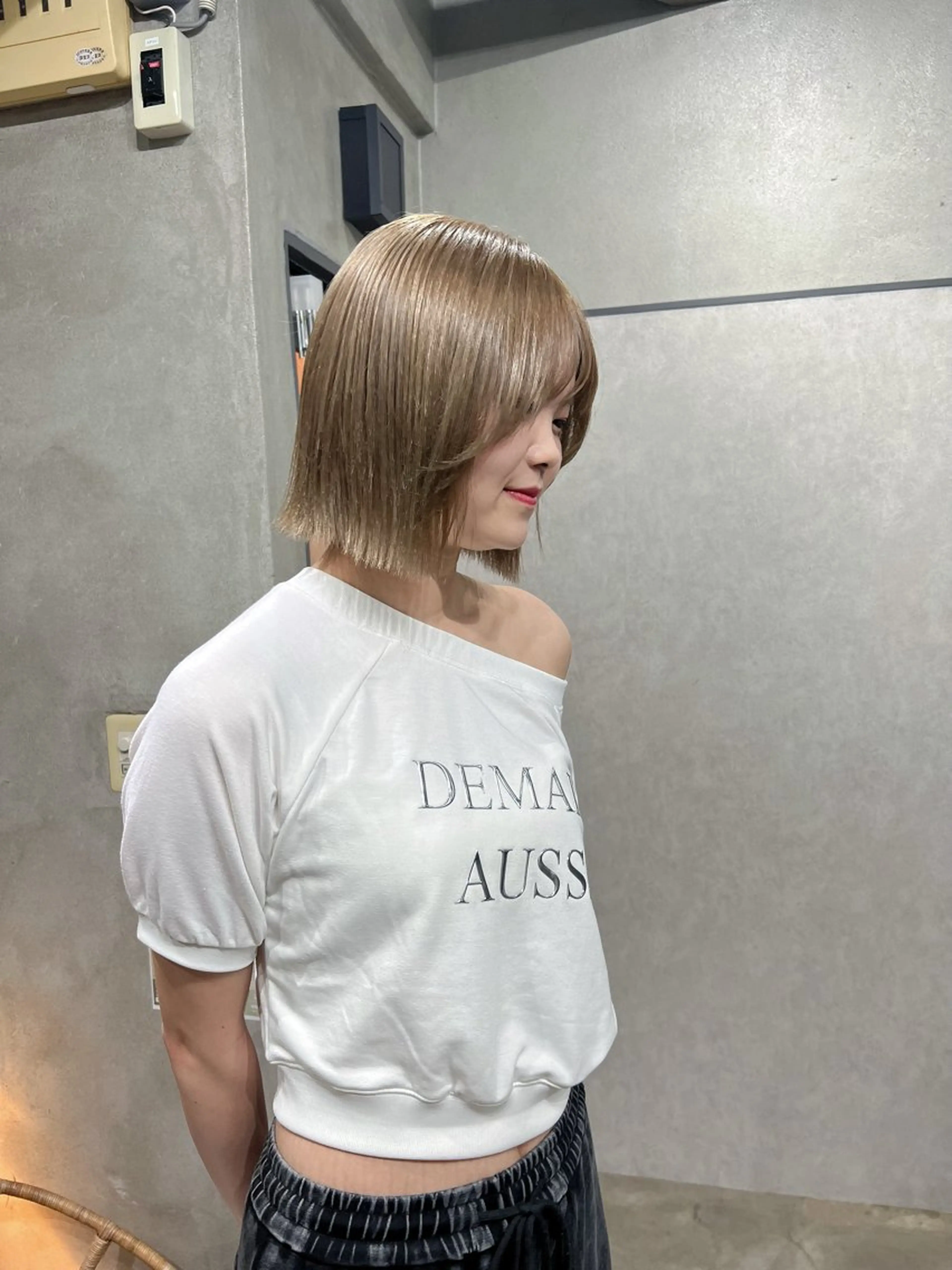 ショート カラー ベージュカラー ブリーチ ケアブリーチ ハイトーンカラー ミルクティーベージュ カット ヘアカラー ユ イのヘアスタイル
