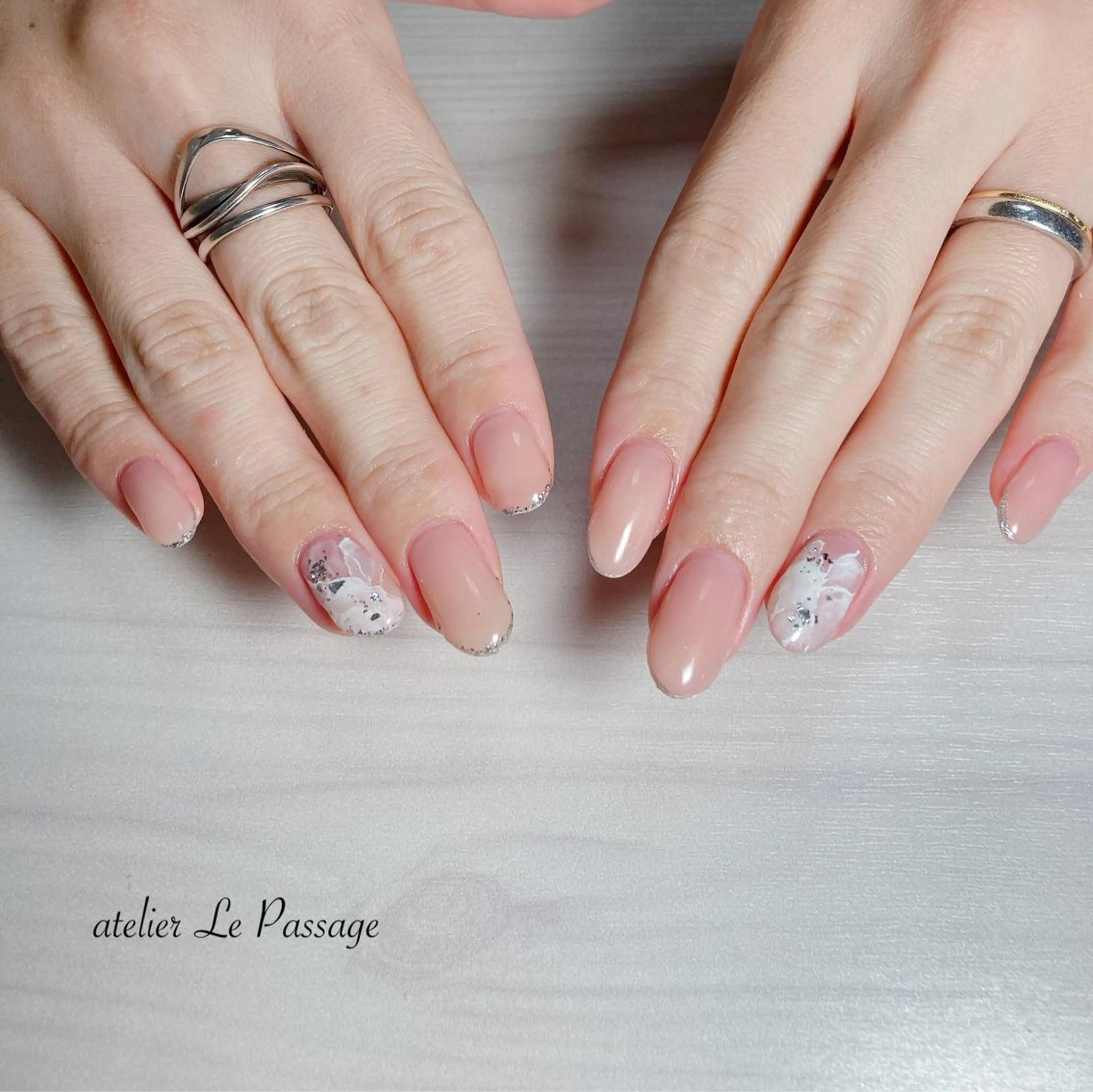 ネイル ジェルネイル キラキラネイル オフィスネイル ワンカラーネイル パラジェル Atelier Le Passage所属・h nakatsukaのネイルデザイン