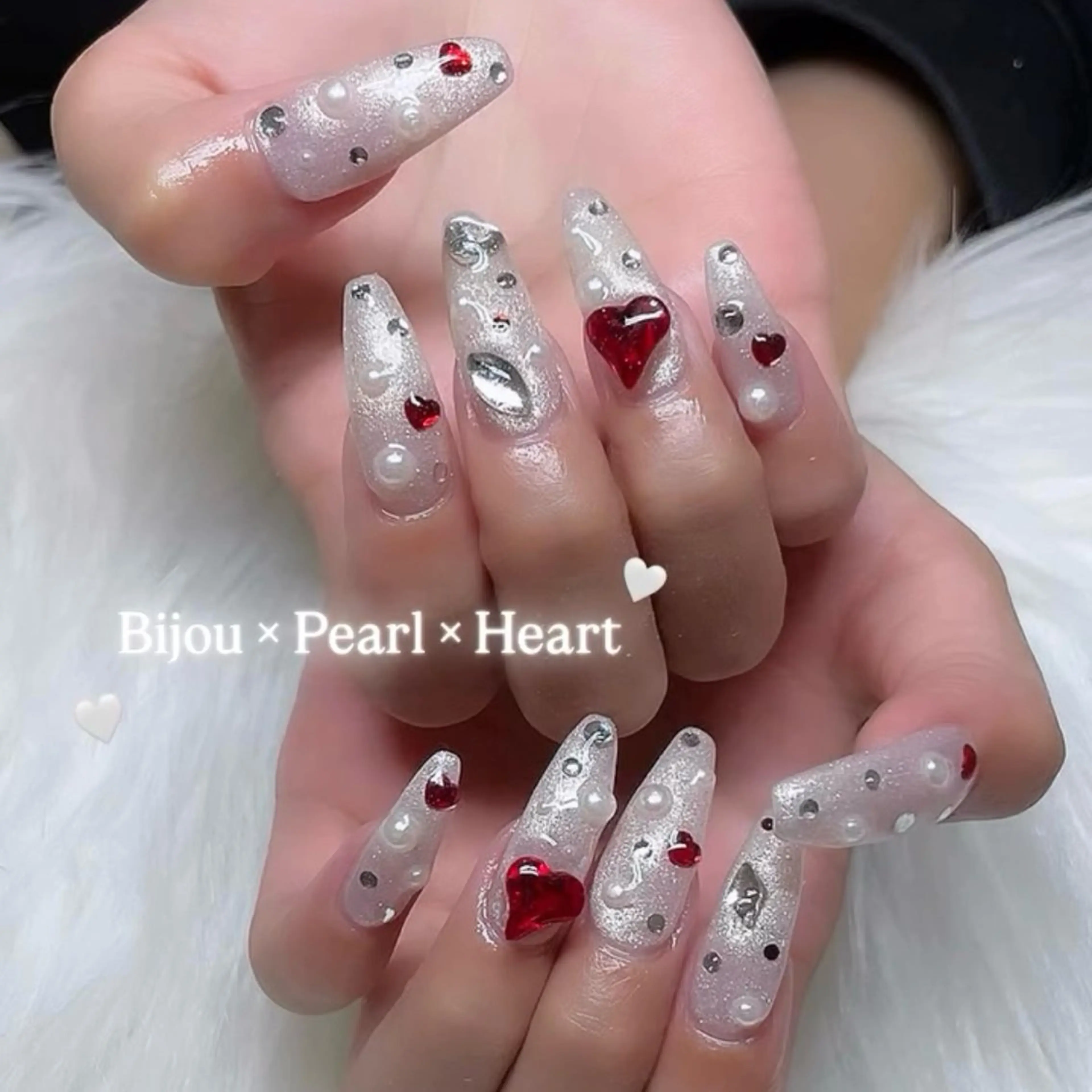 ネイル キラキラネイル ホワイト ハンドネイル 🩷Earth笛吹 𝑴𝒂𝒏𝒂🩷のネイルデザイン