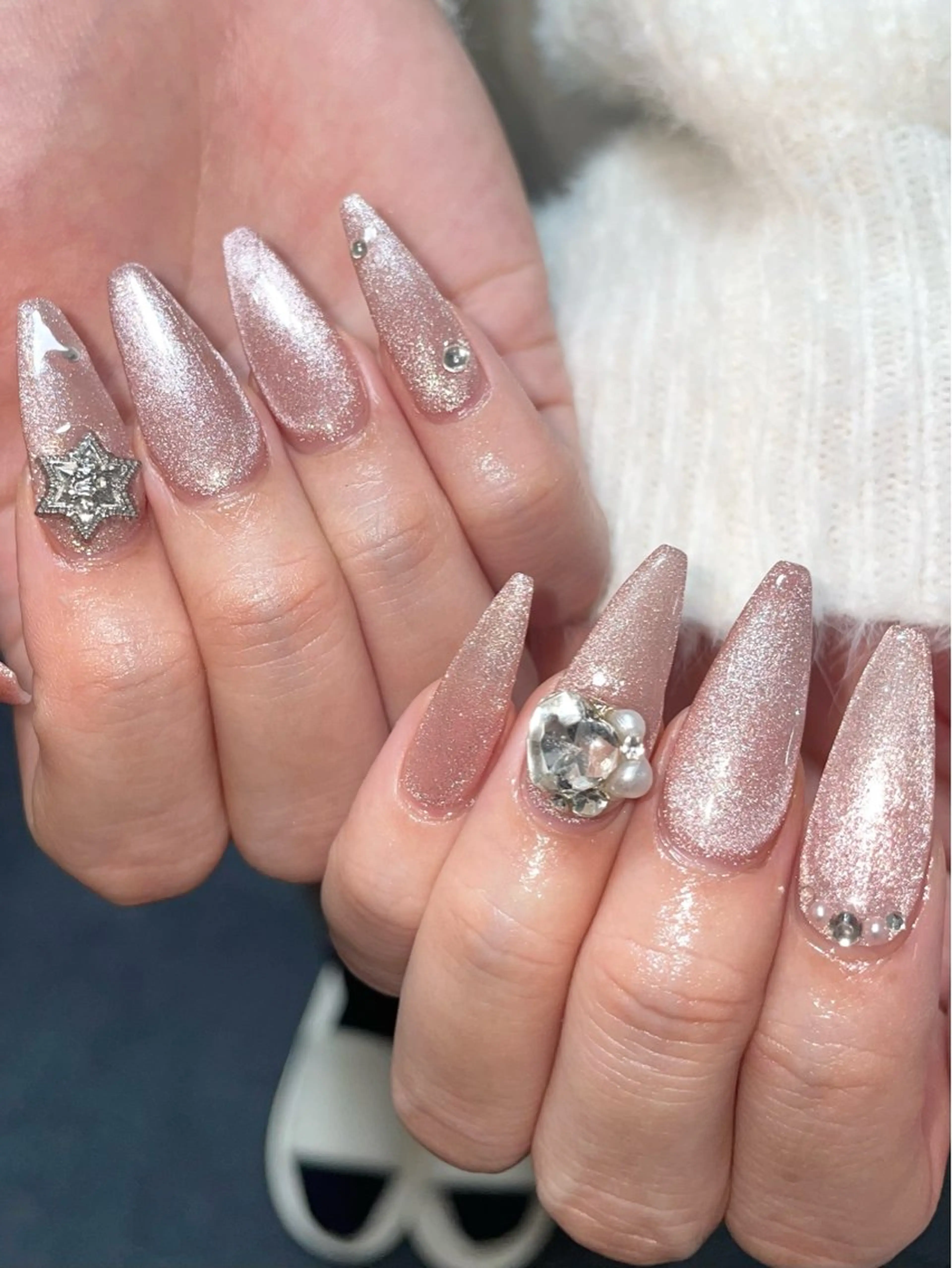 ネイル ガーリー キラキラネイル マグネットネイル ピンク パープル ハンドネイル ハンドケア 🎀NAIL🎀 AI🪄︎︎◝✩のネイルデザイン